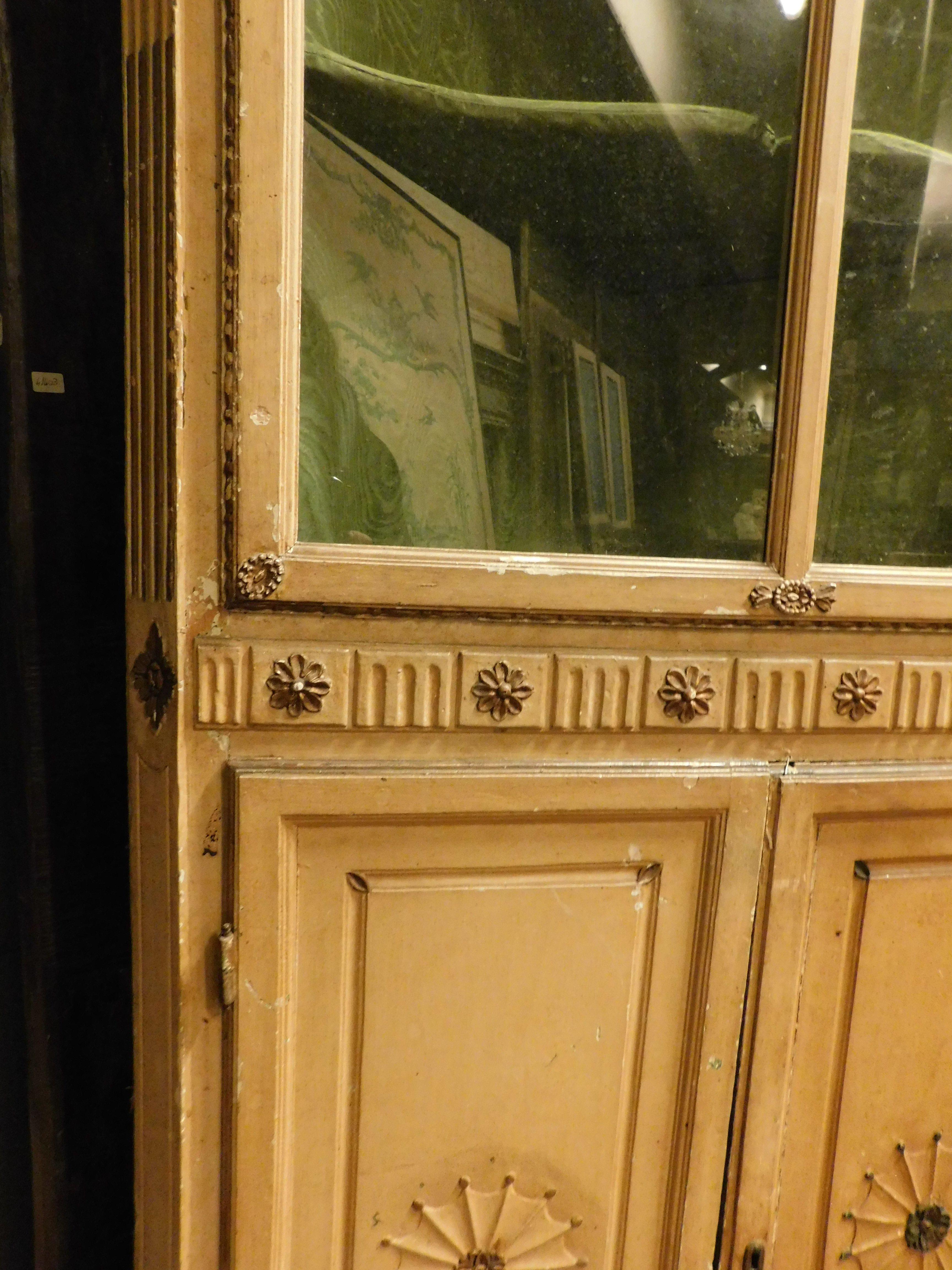 Laqué Vitrine d'angle en bois laqué jaune avec partie en verre, Italie en vente