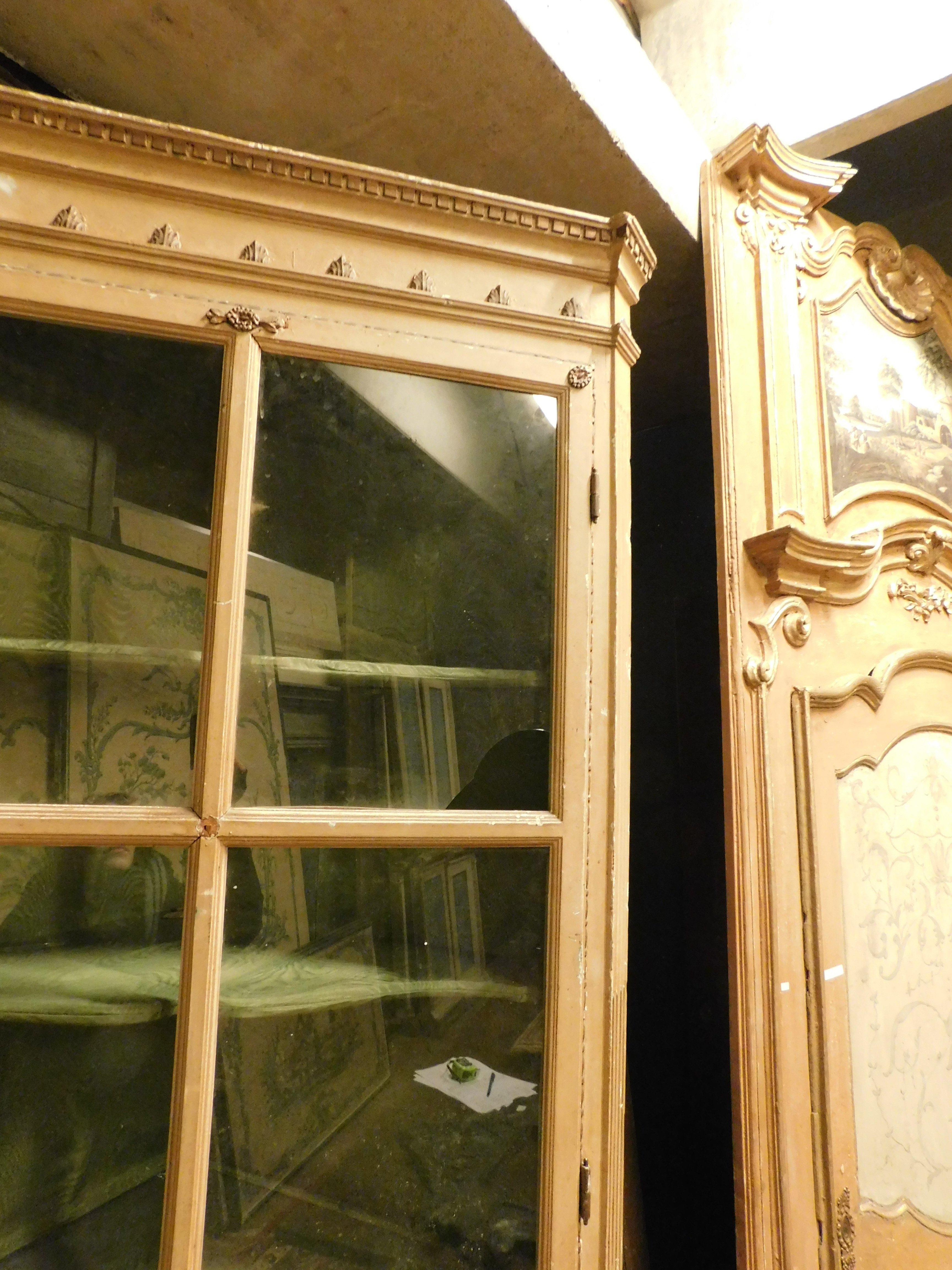 Vitrine d'angle en bois laqué jaune avec partie en verre, Italie Bon état - En vente à Cuneo, Italy (CN)
