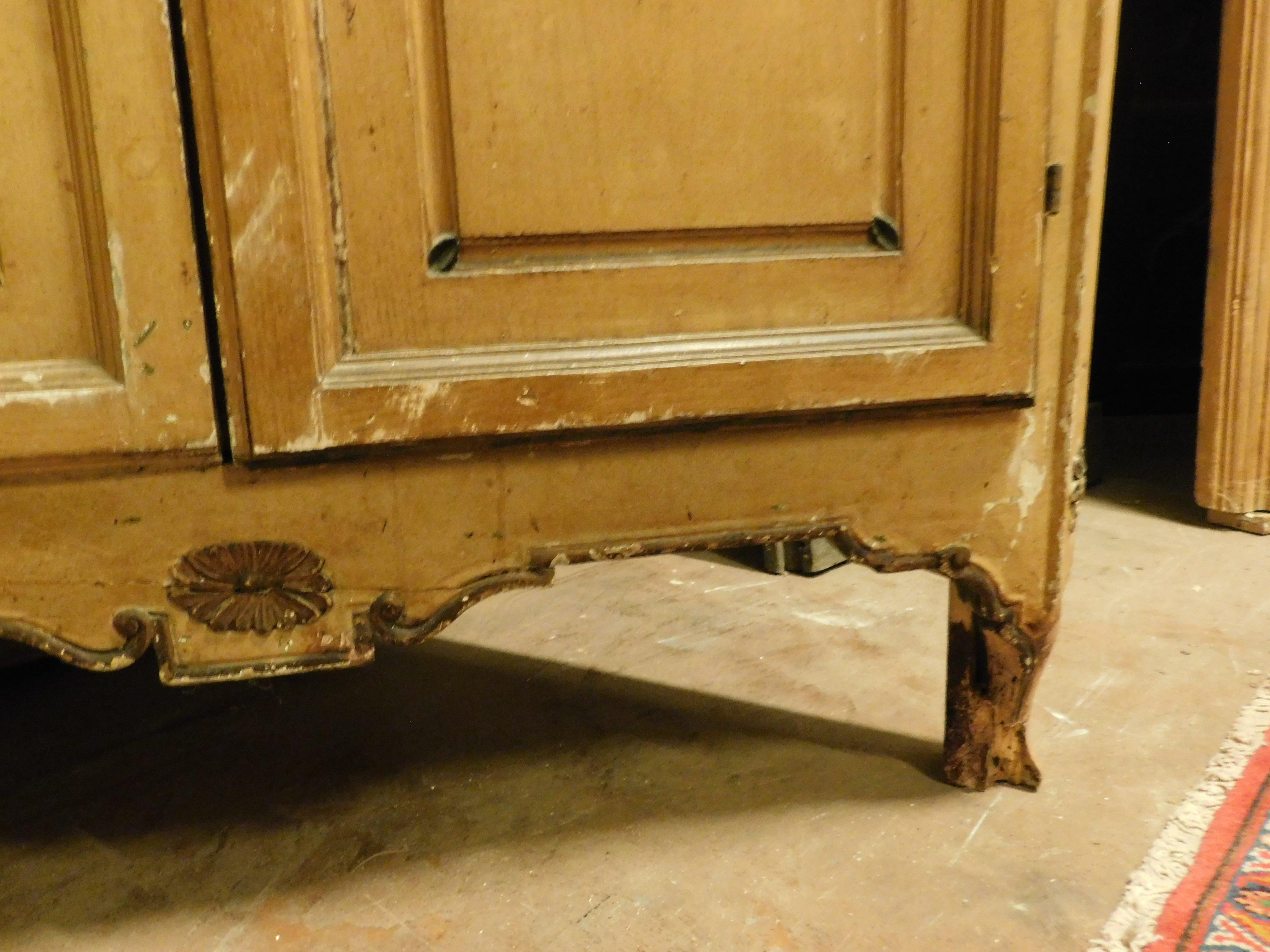 XIXe siècle Vitrine d'angle en bois laqué jaune avec partie en verre, Italie en vente