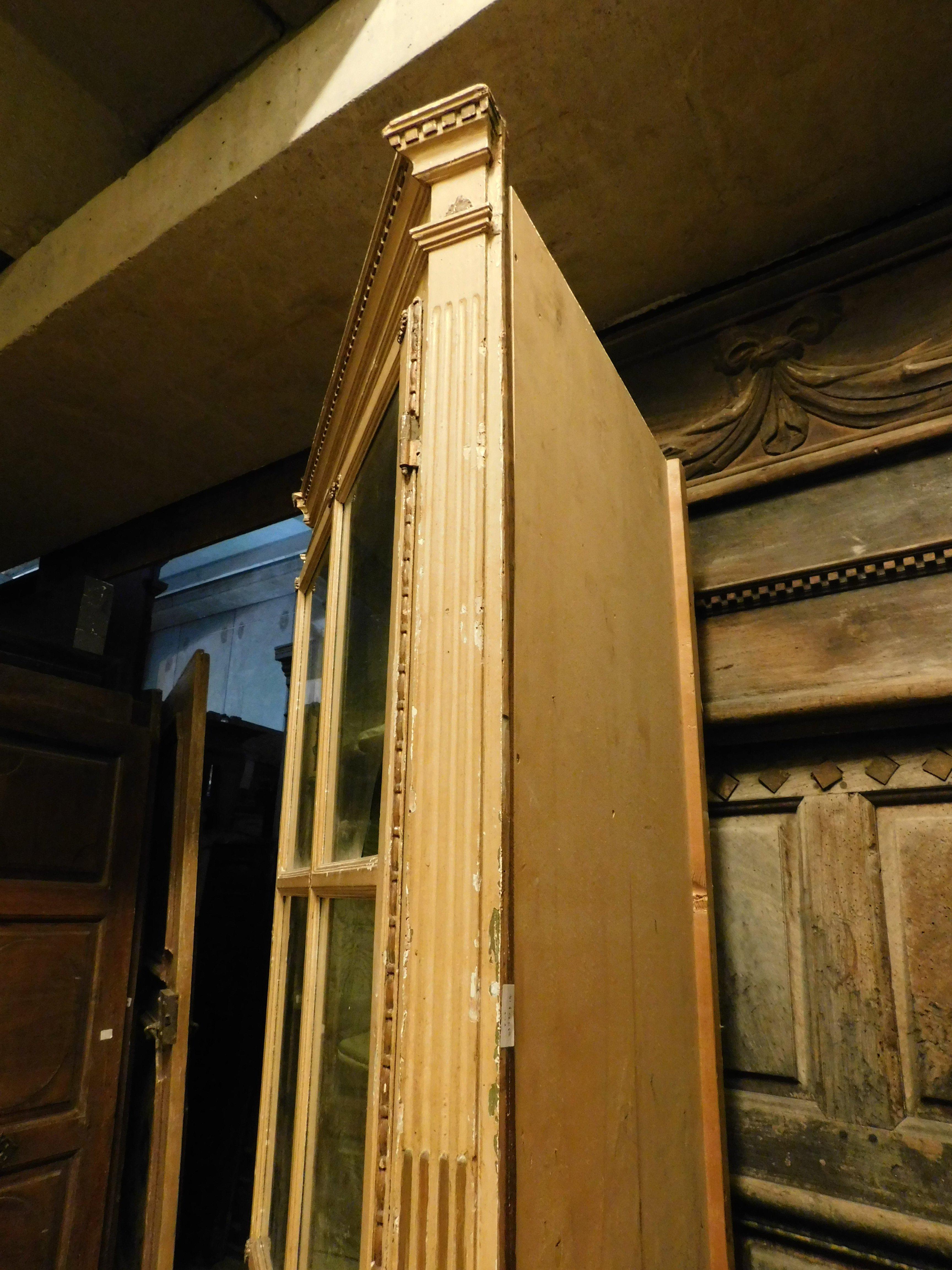Peuplier Vitrine d'angle en bois laqué jaune avec partie en verre, Italie en vente