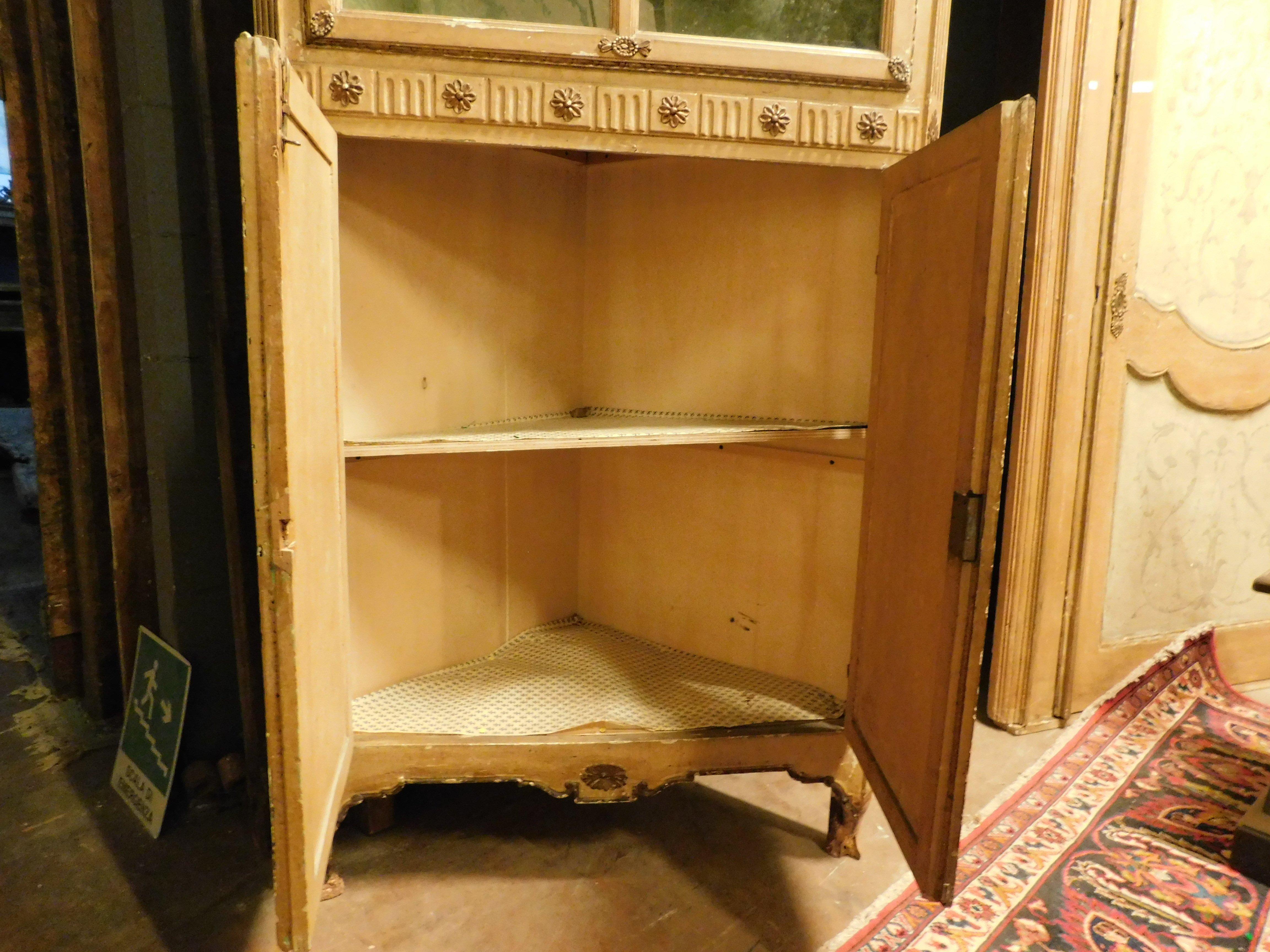 Vitrine d'angle en bois laqué jaune avec partie en verre, Italie en vente 1