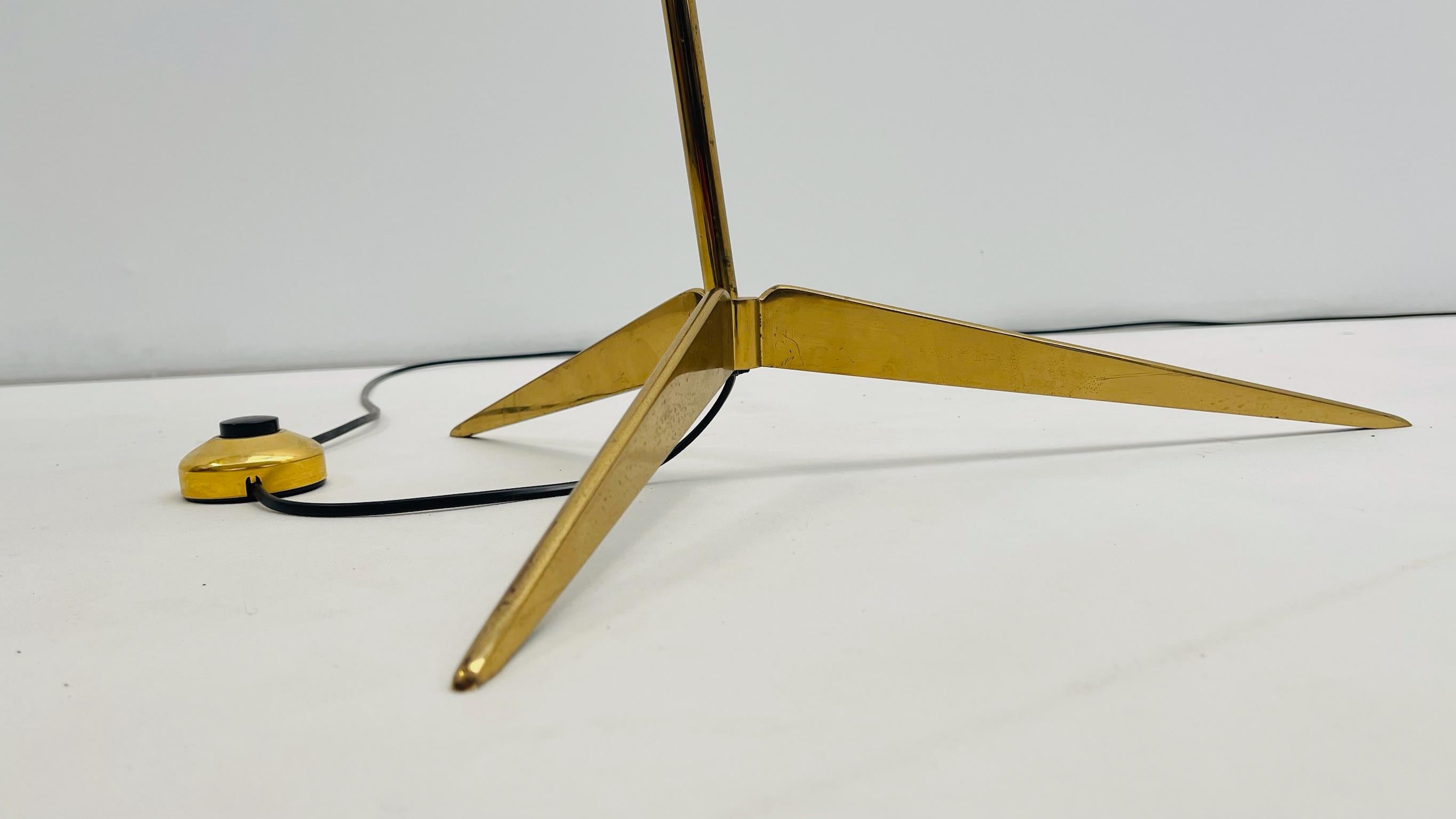 Lampadaire d'angle en laiton et teck par Lunel en vente 3