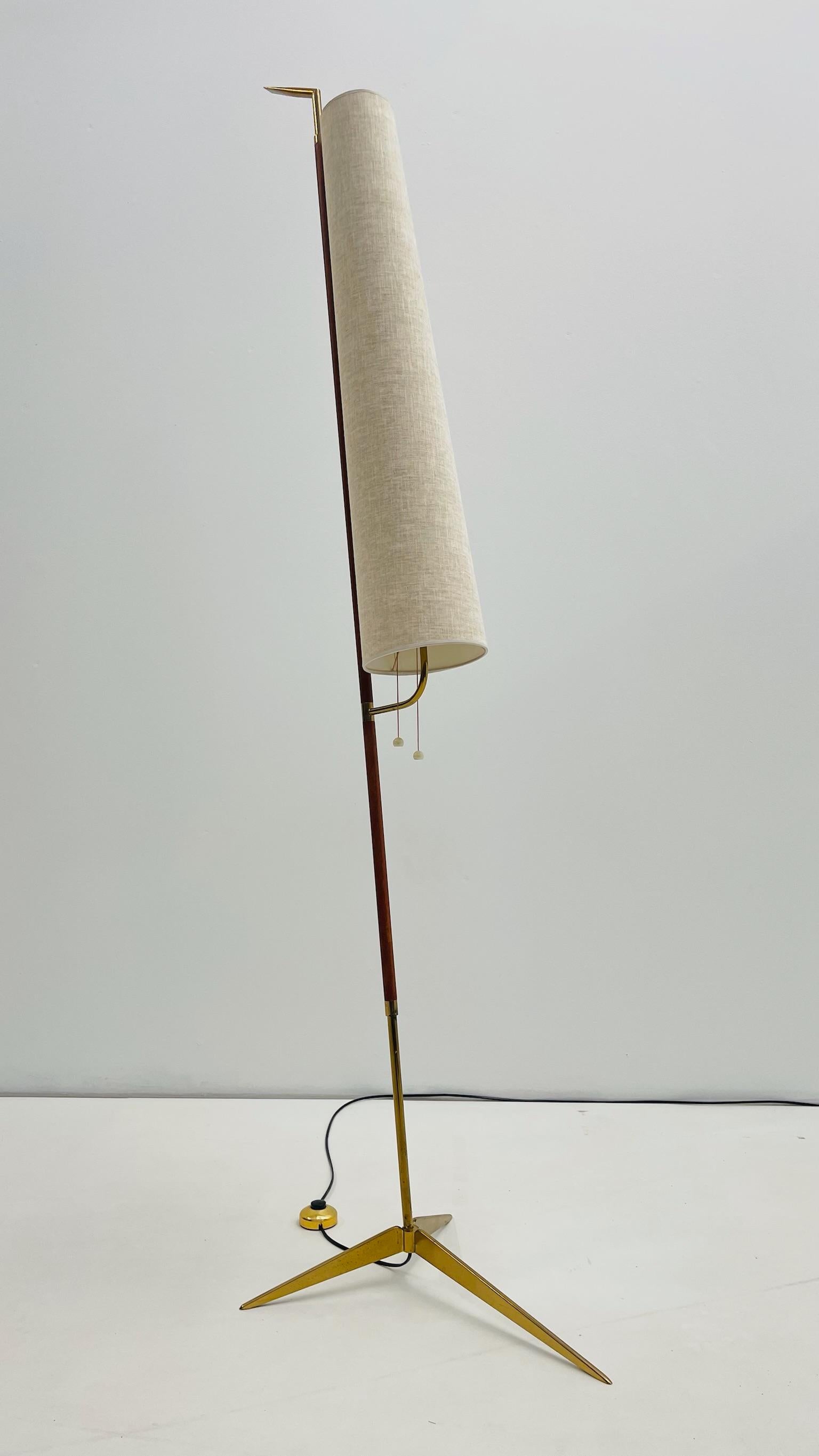 Ce lampadaire minimaliste a été produit dans les années 1950 par Lunel. L'abat-jour est doté de trois sources lumineuses réglables séparément. Un design incroyable pour ce lampadaire vintage. Il s'intégrera parfaitement dans un salon, une chambre ou