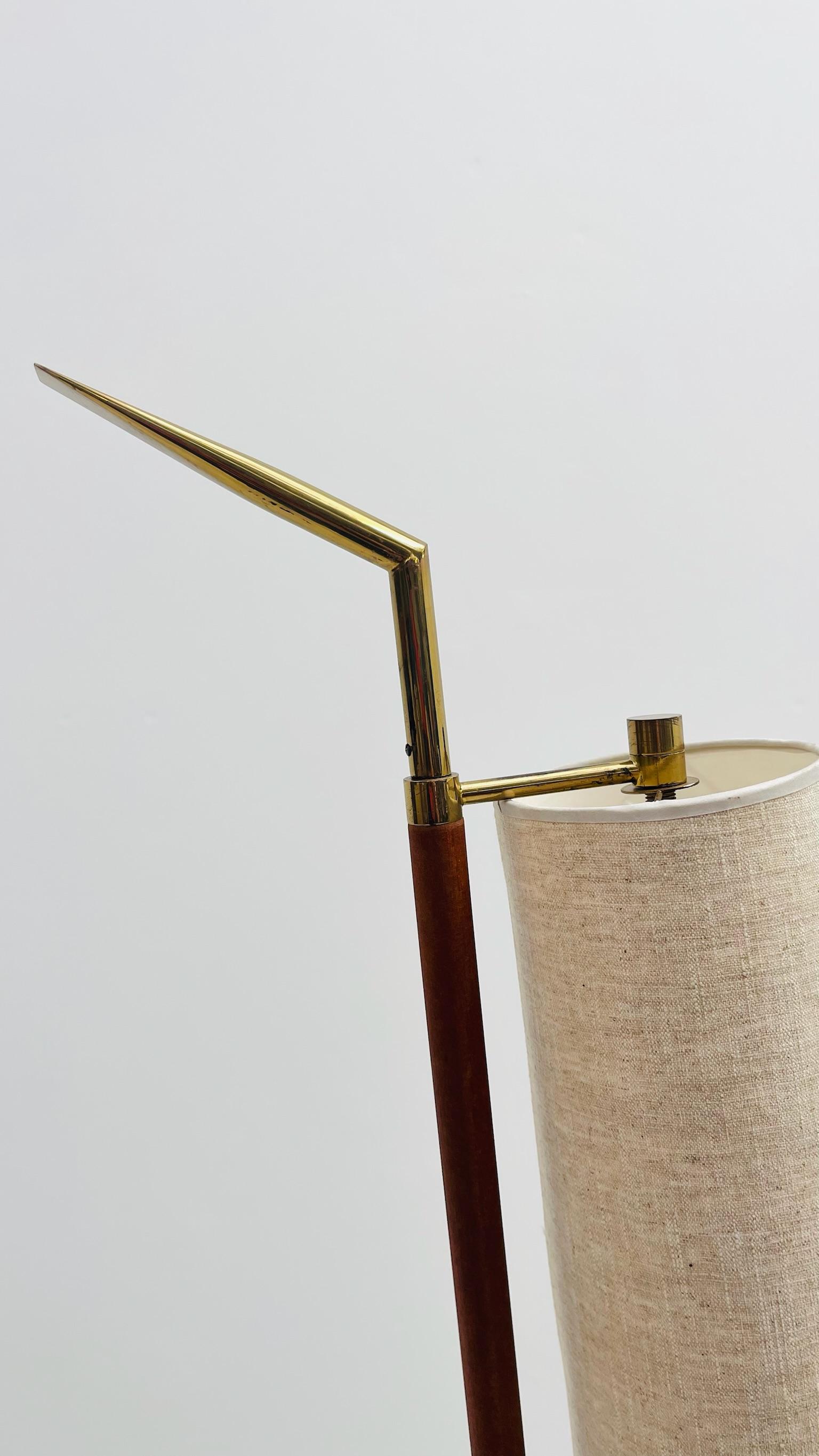 Mid-Century Modern Lampadaire d'angle en laiton et teck par Lunel en vente