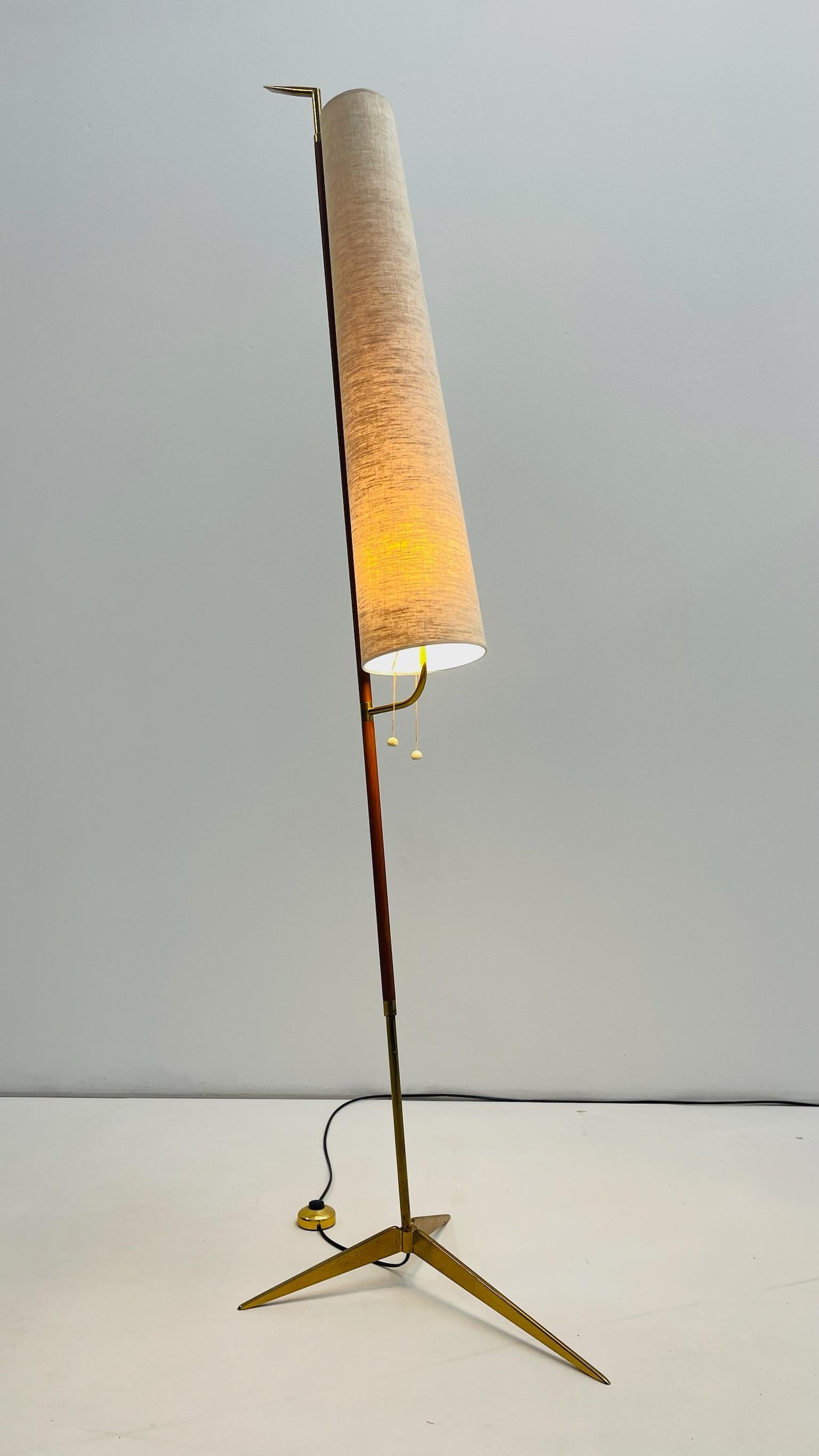 Français Lampadaire d'angle en laiton et teck par Lunel en vente