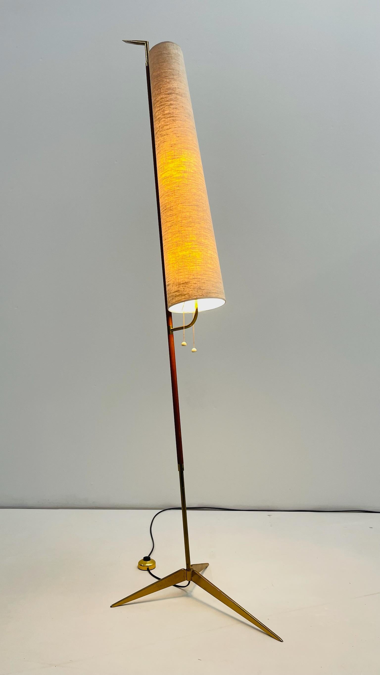 Lampadaire d'angle en laiton et teck par Lunel Bon état - En vente à Brussels, BE