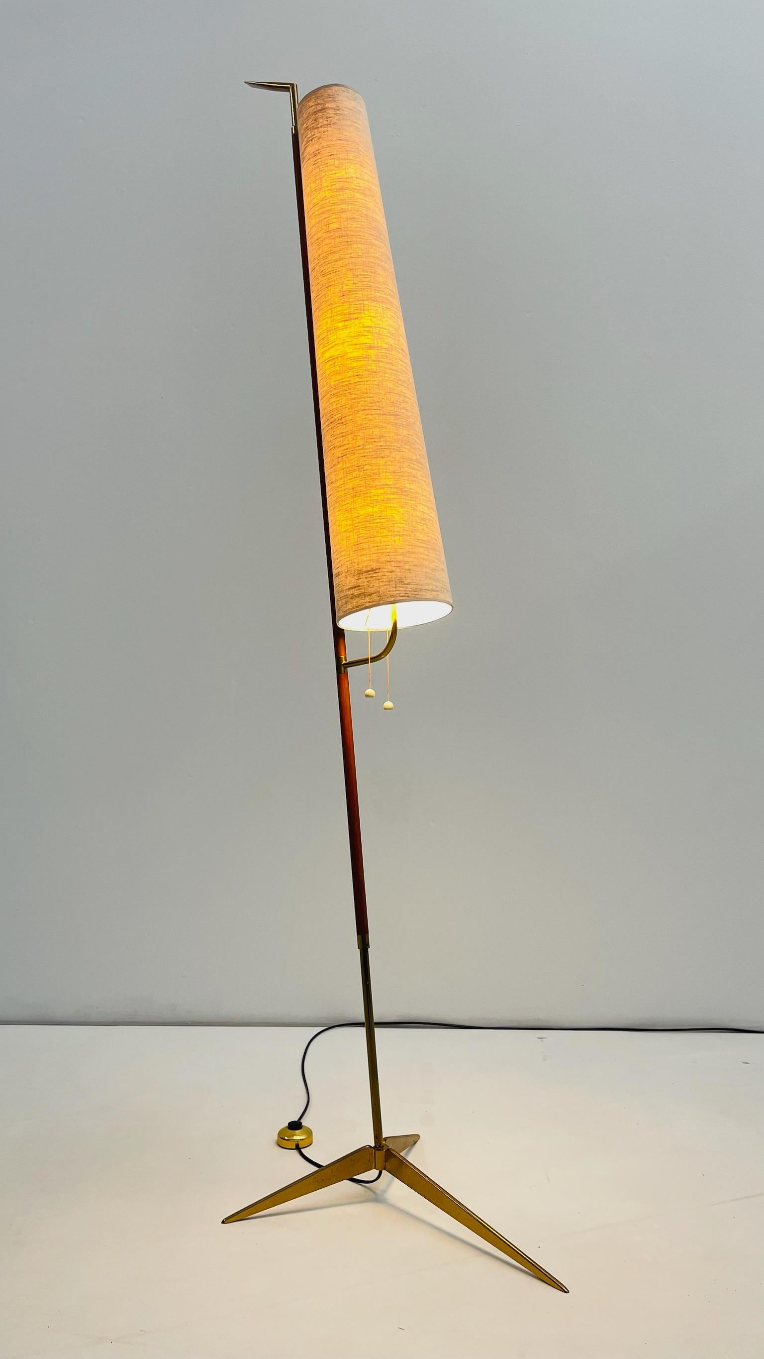 Milieu du XXe siècle Lampadaire d'angle en laiton et teck par Lunel en vente