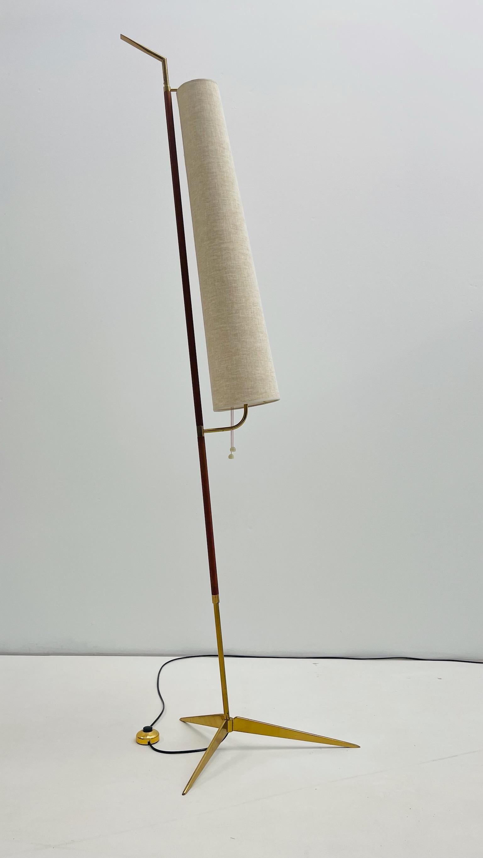 Laiton Lampadaire d'angle en laiton et teck par Lunel en vente