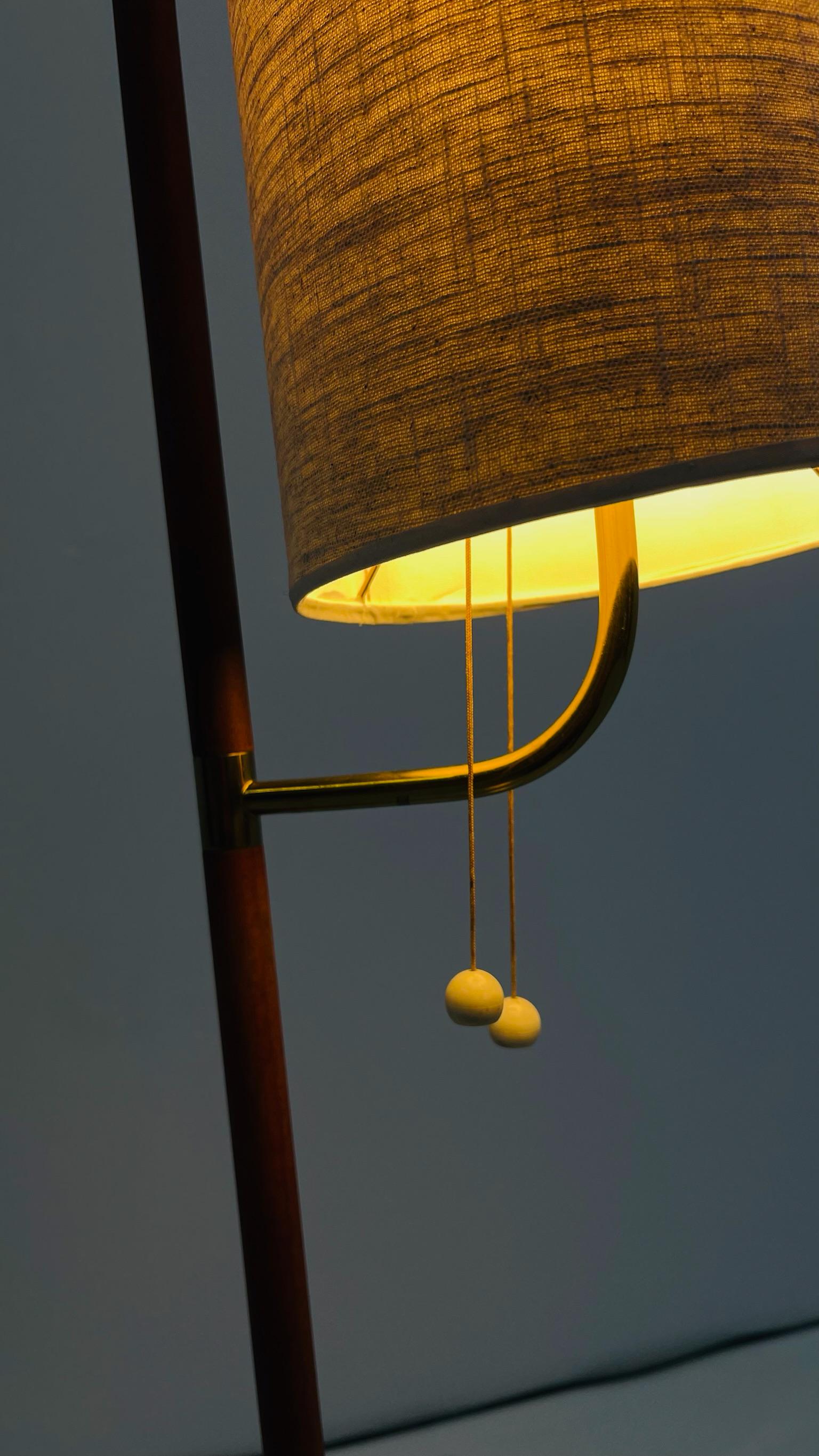 Lampadaire d'angle en laiton et teck par Lunel en vente 1