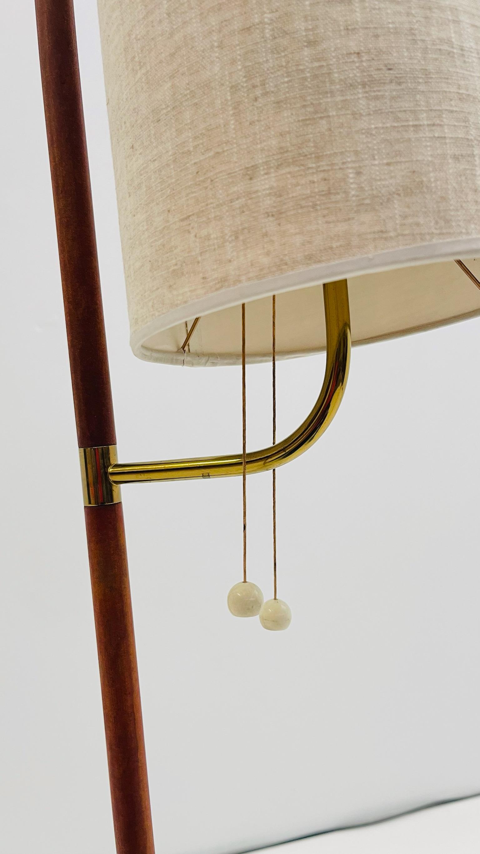 Lampadaire d'angle en laiton et teck par Lunel en vente 2