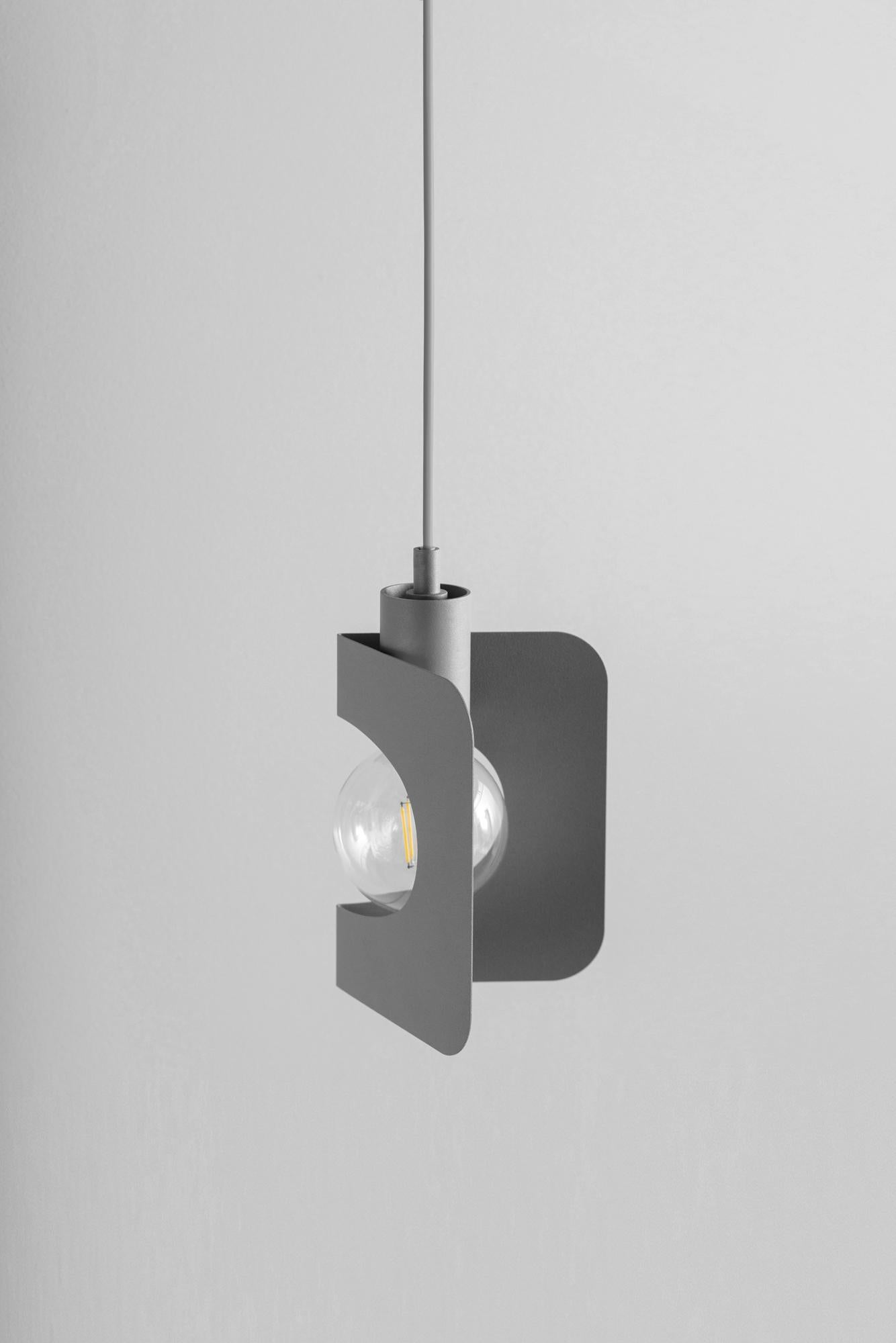 Lampada a sospensione Corner Globe Grey di +kouple
Dimensioni: D 12,5 x L 16 x H 26 cm. 
Materiali: Acciaio verniciato a polvere.

Disponibile in diverse opzioni di colore. La lunghezza del cavo in PVC è di 200 cm. Contattateci.

Tutte le nostre