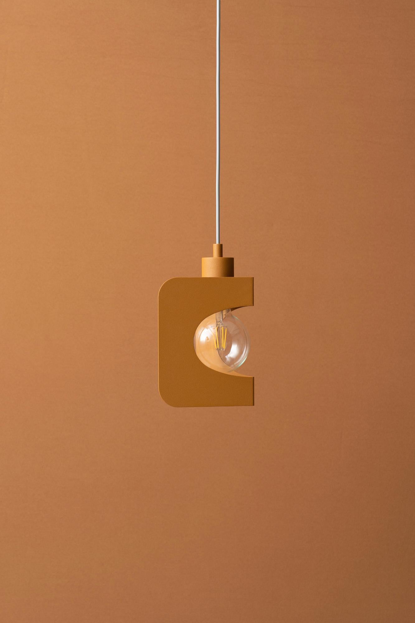 Verniciatura a polvere Lampada a sospensione Corner Globe Grey di +kouple in vendita
