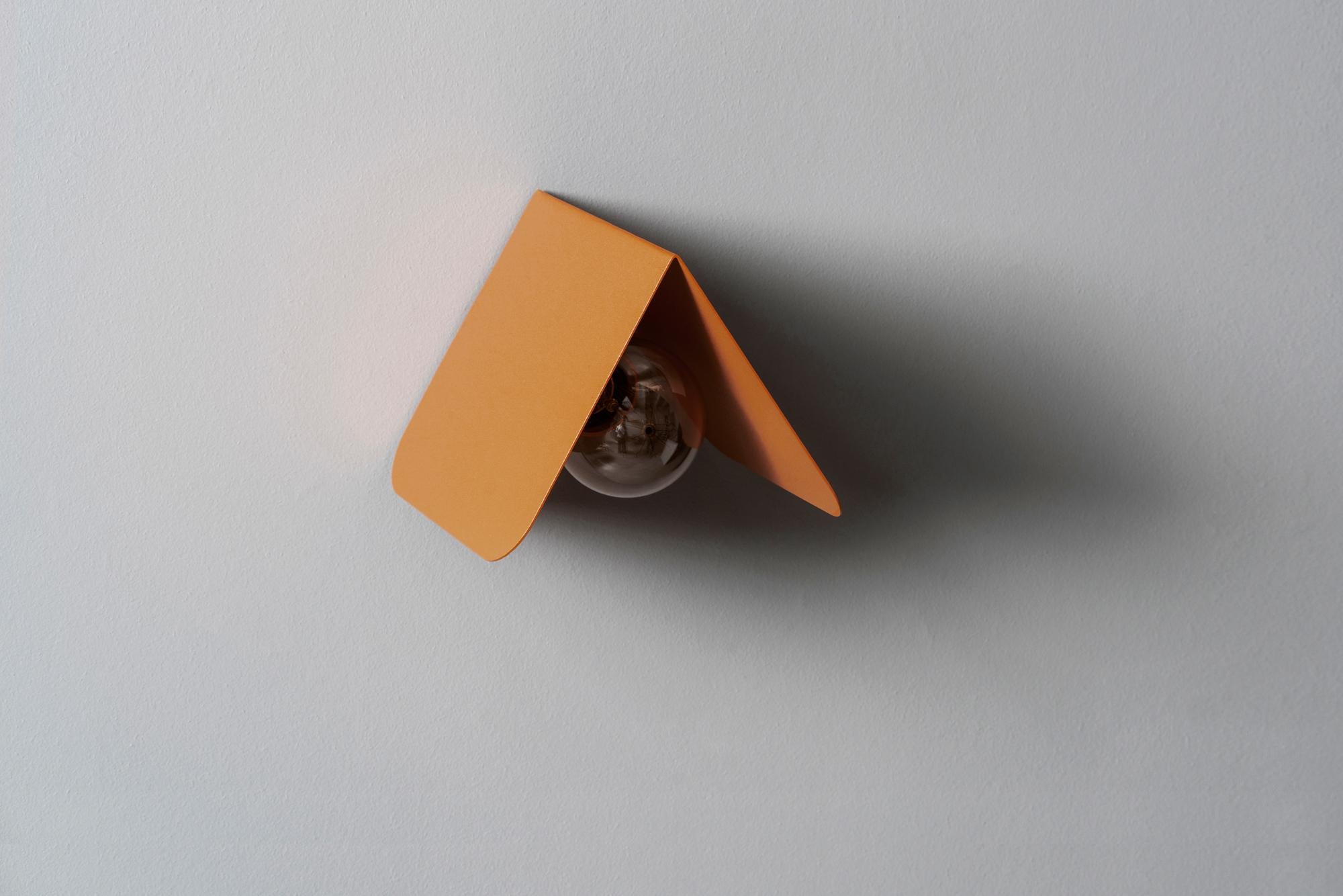 Lámpara de pared Corner Grey by +kouple Recubrimiento de polvo en venta
