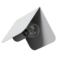 Lampe murale grise d'angle de +kouple