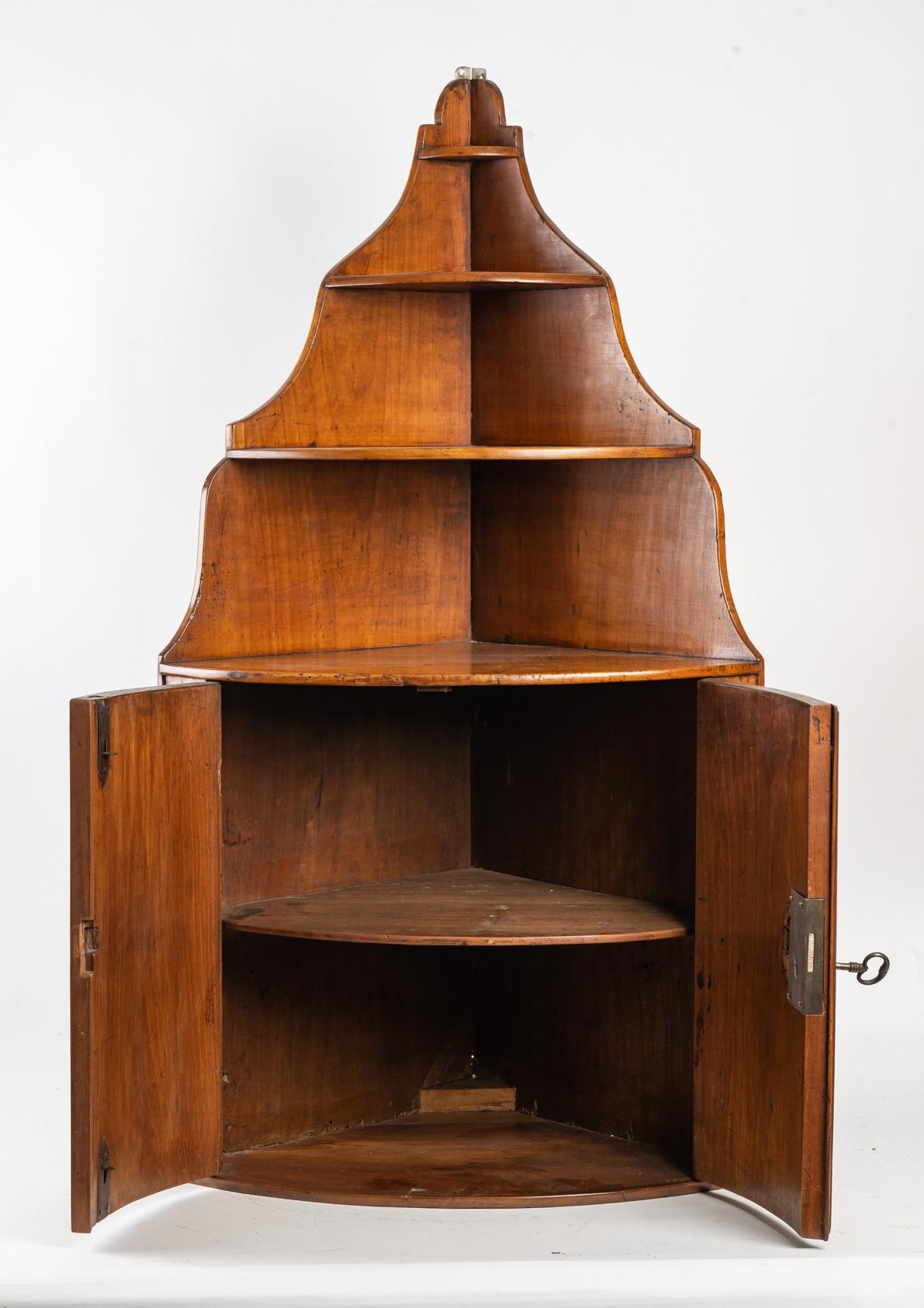 Corner to be suspended, mid-18th century (1760).

In core wood

Measures: Height 94 cm width 54 cm.