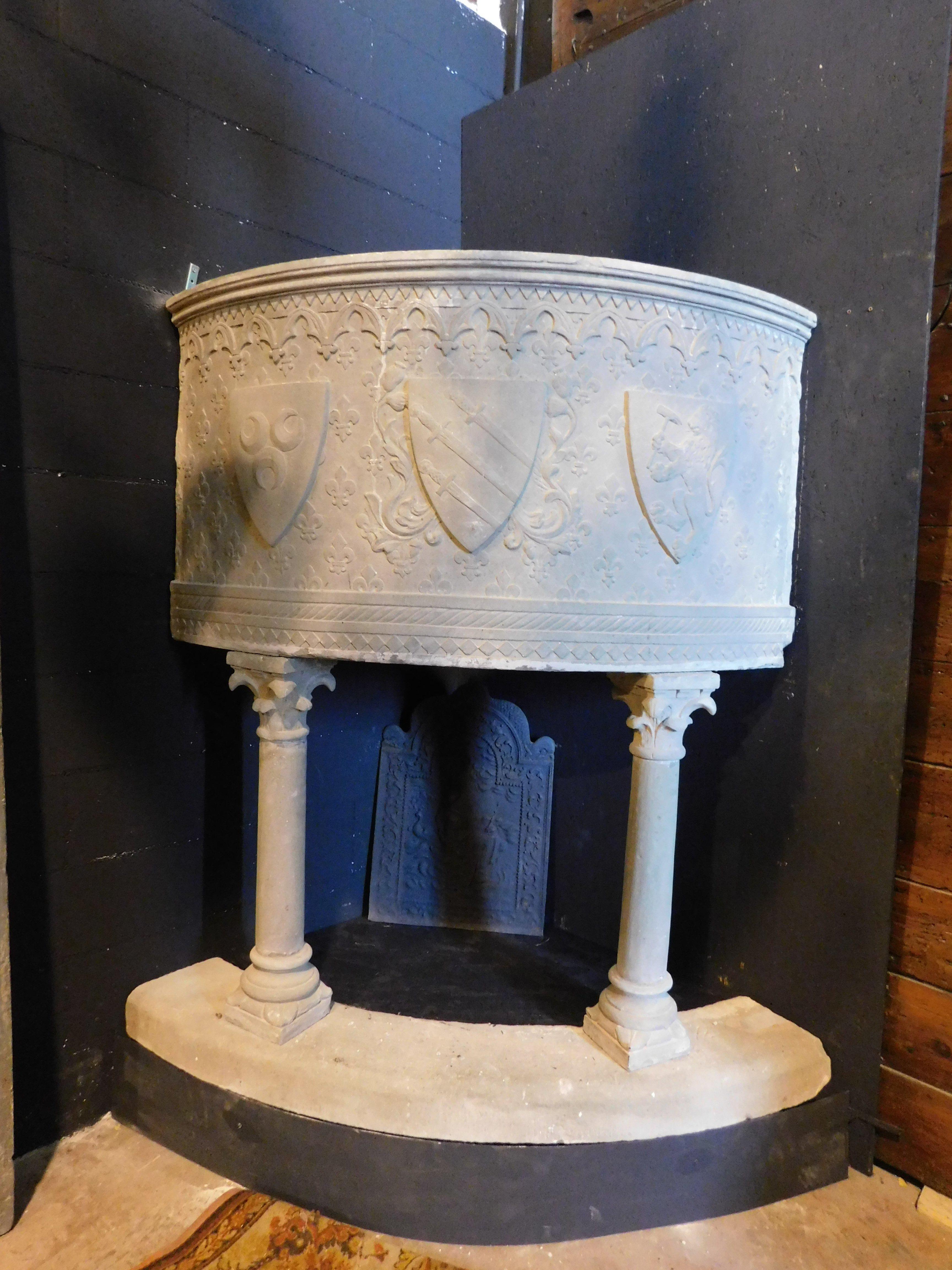 Corner riesiger Kamin aus Serena-Stein, geschnitzt mit Wappen, Toskana (Italienisch) im Angebot