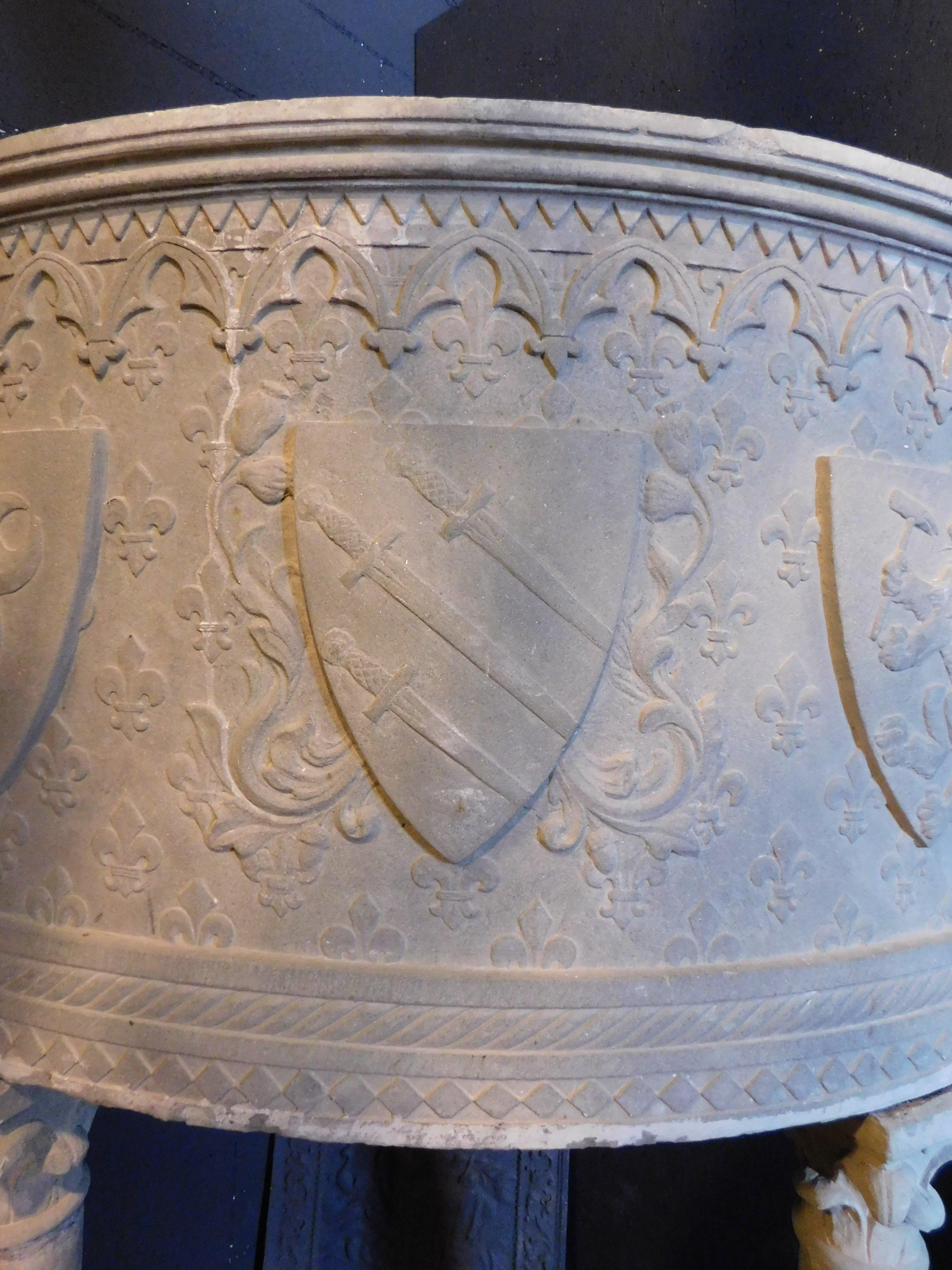 Corner riesiger Kamin aus Serena-Stein, geschnitzt mit Wappen, Toskana (Handgeschnitzt) im Angebot