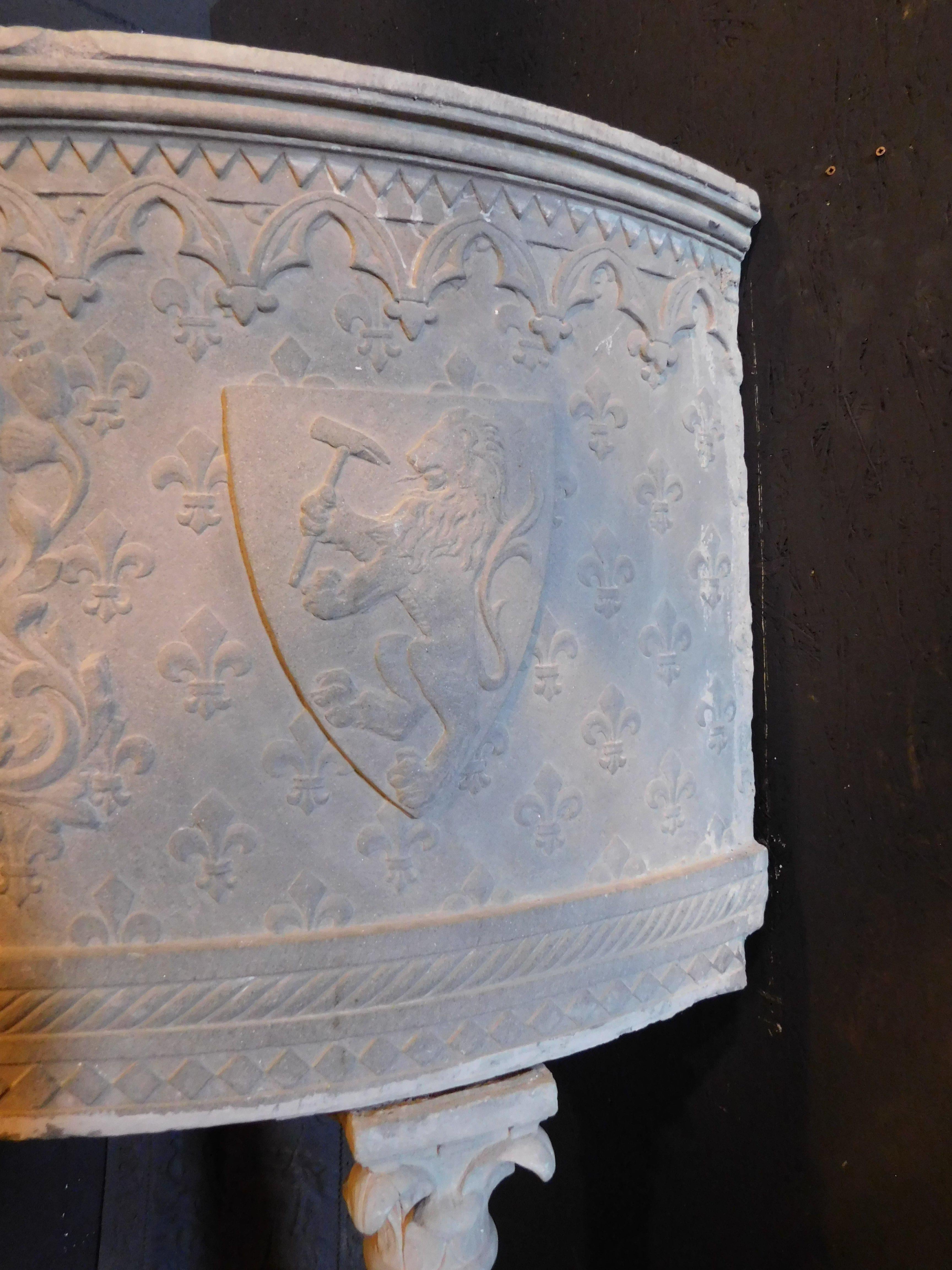 Corner riesiger Kamin aus Serena-Stein, geschnitzt mit Wappen, Toskana im Zustand „Gut“ im Angebot in Cuneo, Italy (CN)