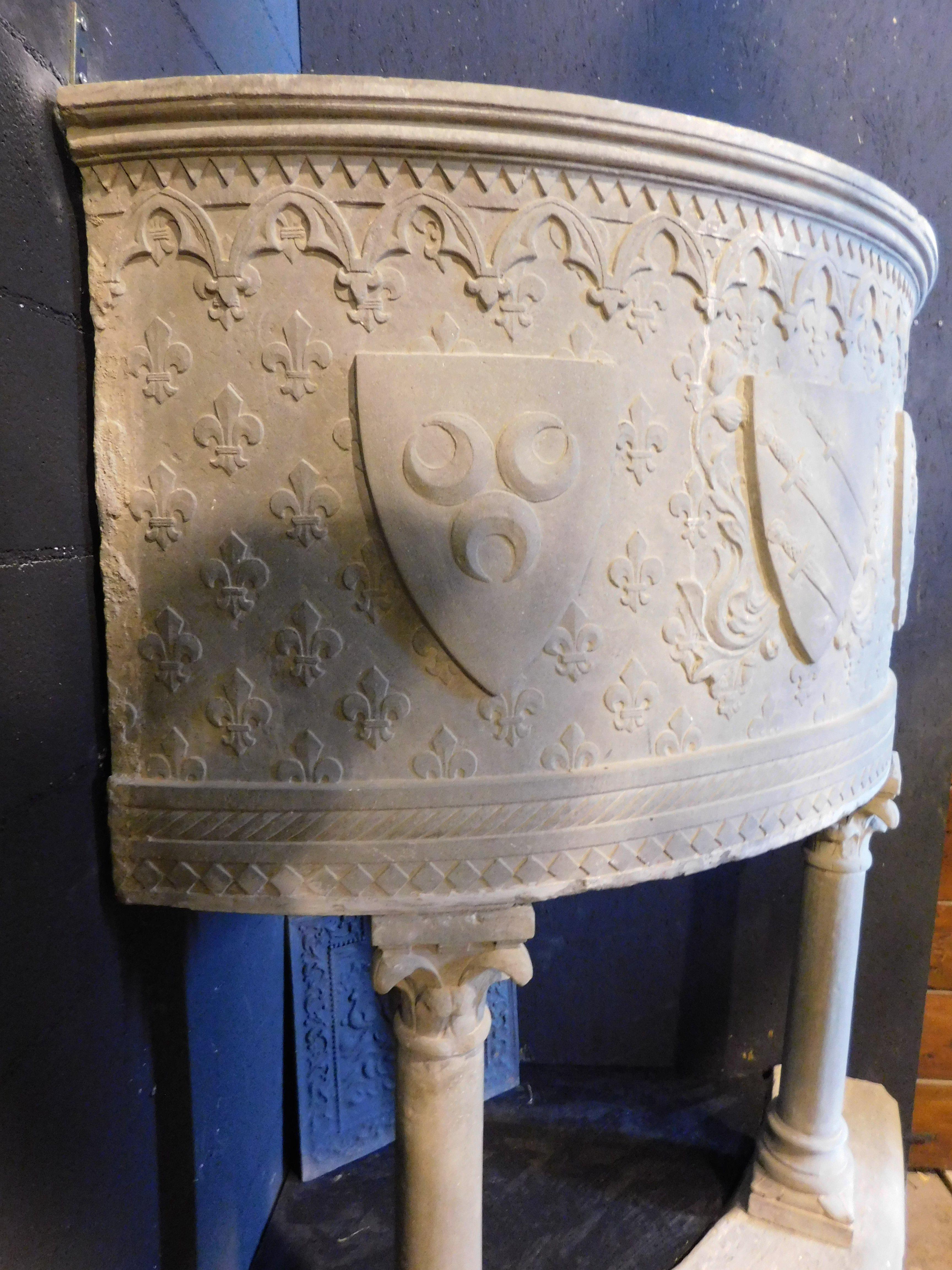 Corner riesiger Kamin aus Serena-Stein, geschnitzt mit Wappen, Toskana im Angebot 1