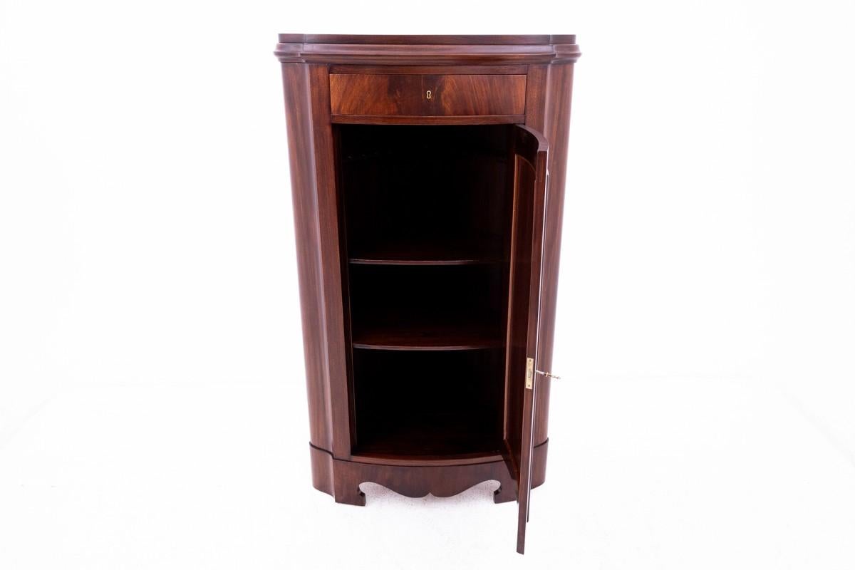 Biedermeier Cassettiera angolare in mogano, Europa del Nord, fine del XIX secolo. in vendita