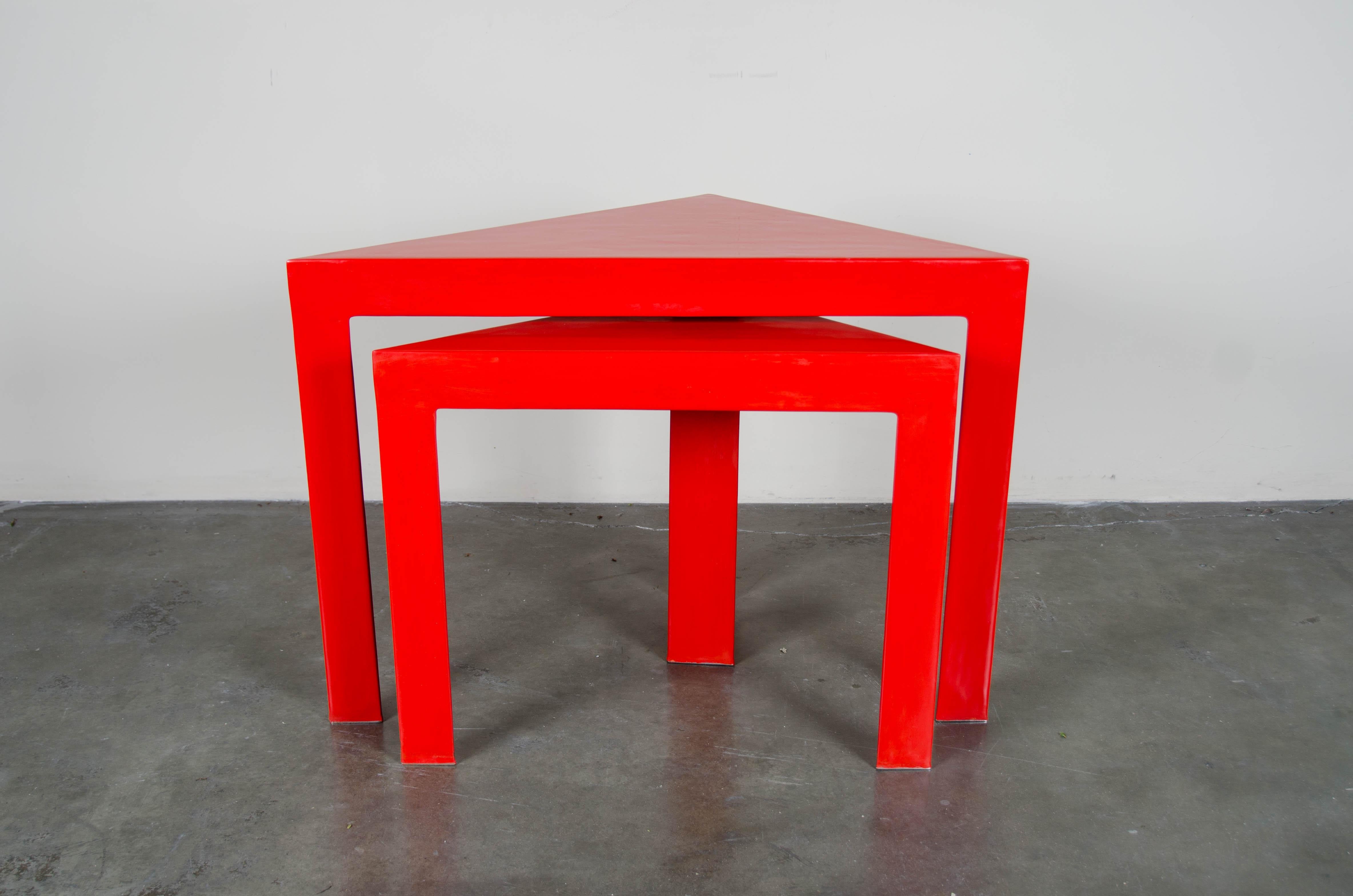 Corner nesting table
Red lacquer
Wood base
Limited edition
Inner table: 25 1/2