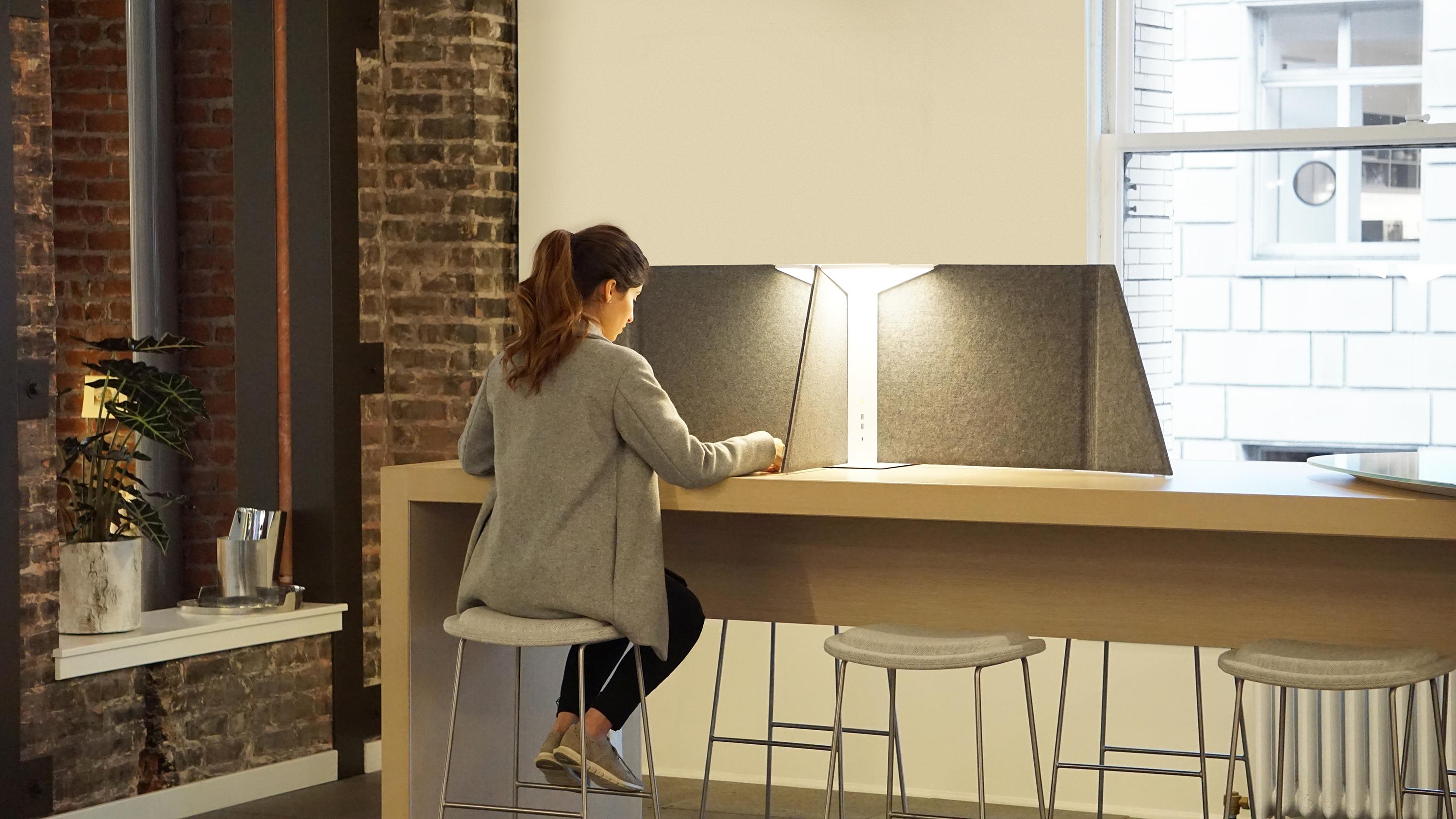 Büro-Tischlampe „Eck“ 30 in Stein von Pablo Designs (Moderne) im Angebot