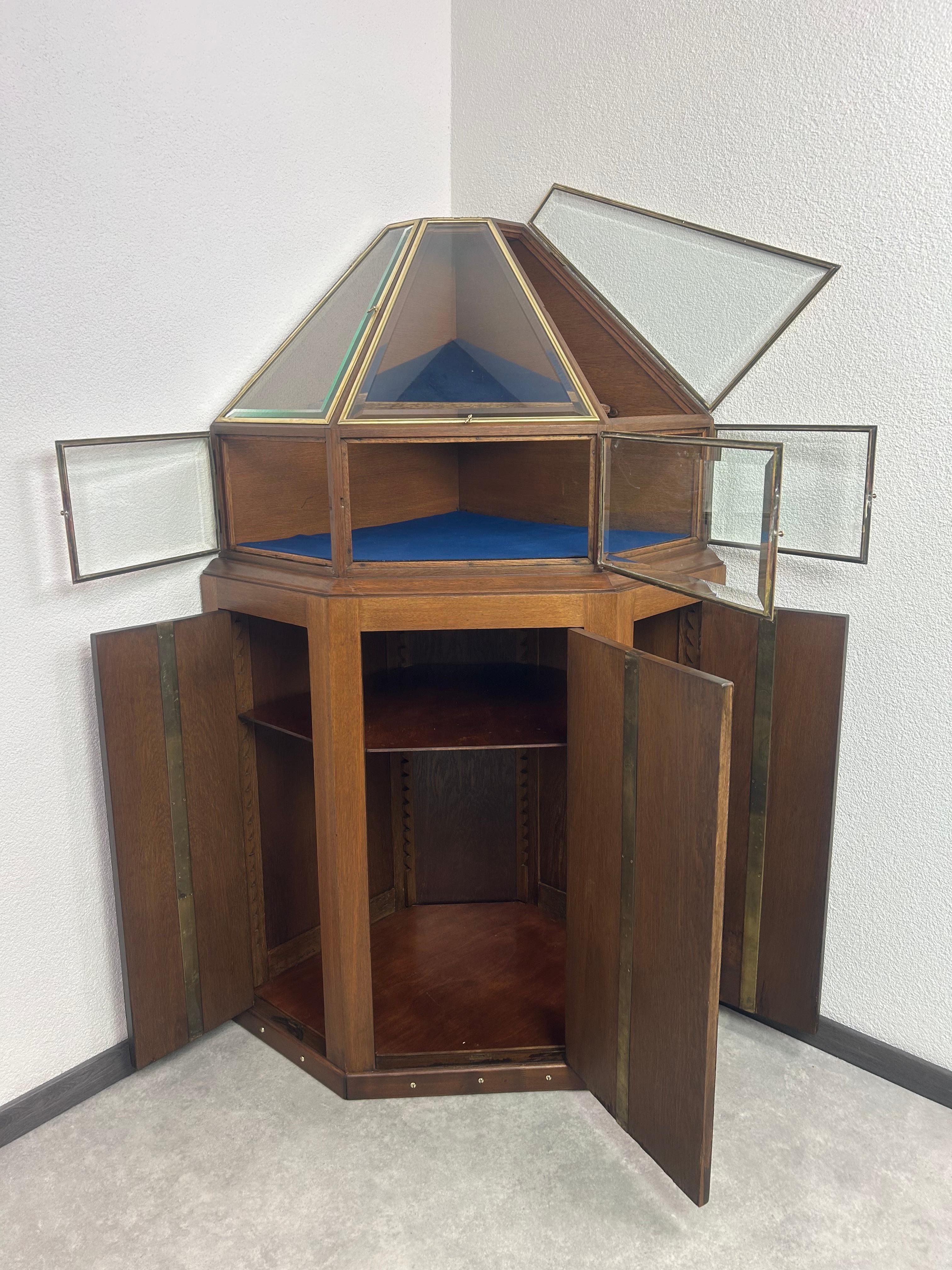 Eck pyramide, Art nouveau-Schmuckkästchen-Vitrinenschachtel im Angebot 4
