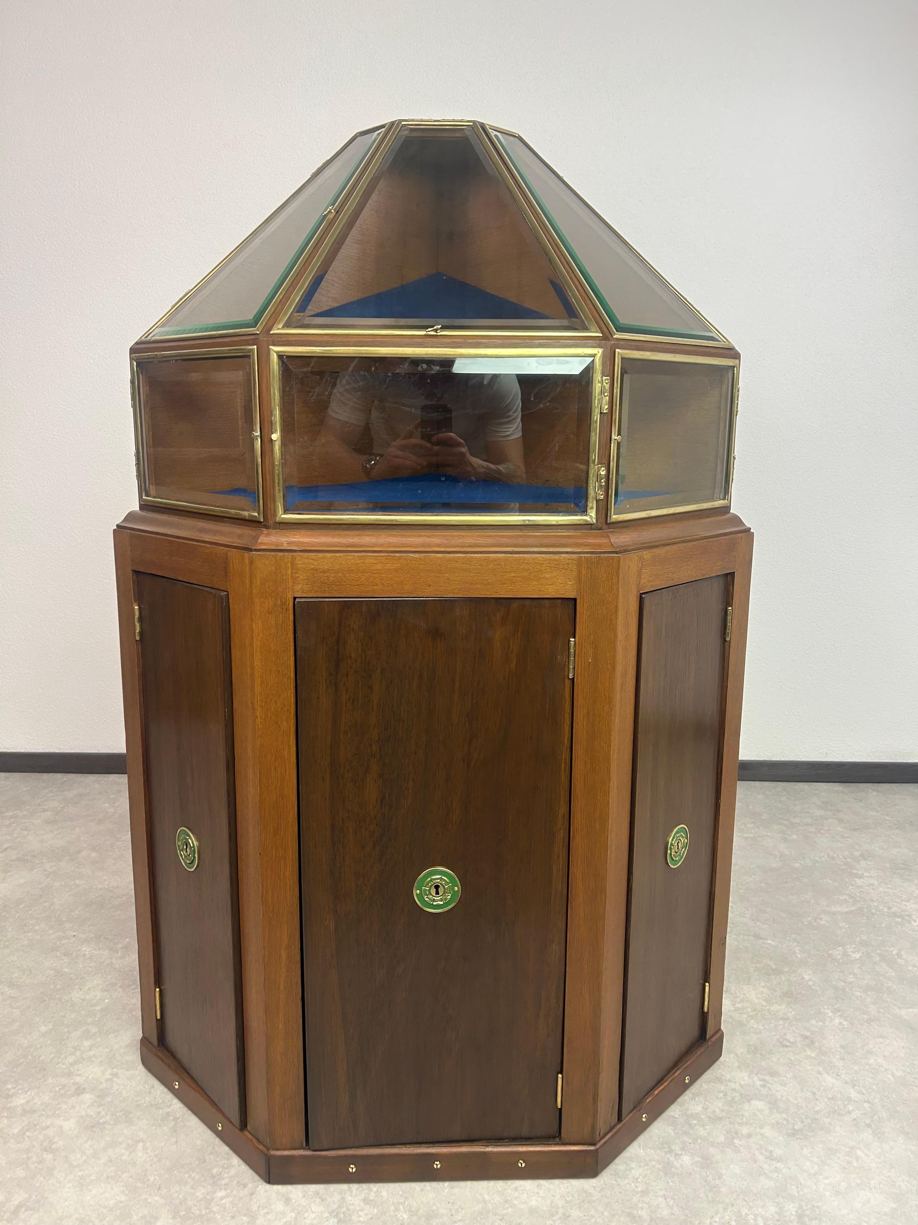 Eckpyramide Jugendstil-Schmuckvitrine. Professionell gebeizt und neu poliert.
