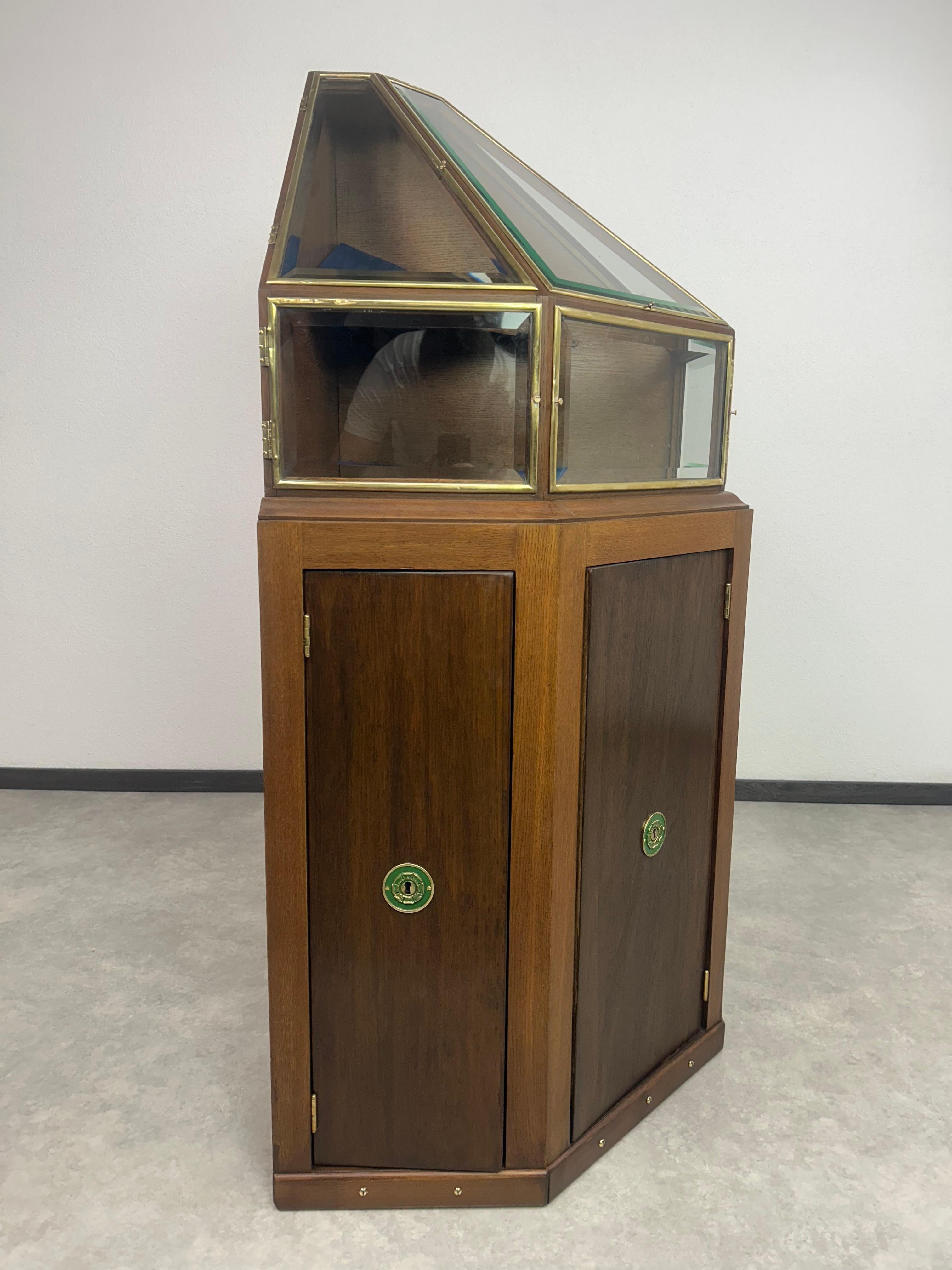 Eck pyramide, Art nouveau-Schmuckkästchen-Vitrinenschachtel (Österreichisch) im Angebot