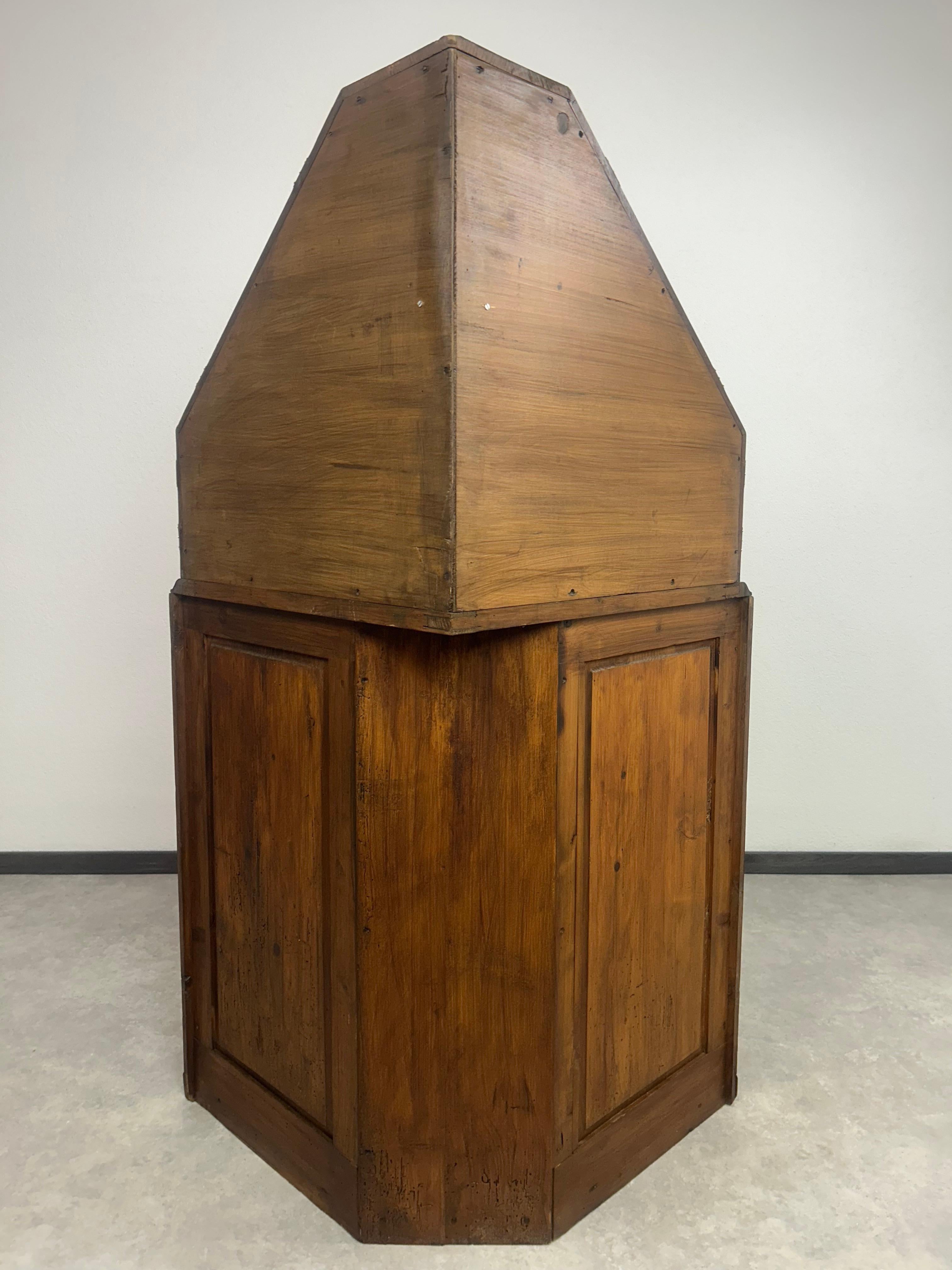 Eck pyramide, Art nouveau-Schmuckkästchen-Vitrinenschachtel (Messing) im Angebot