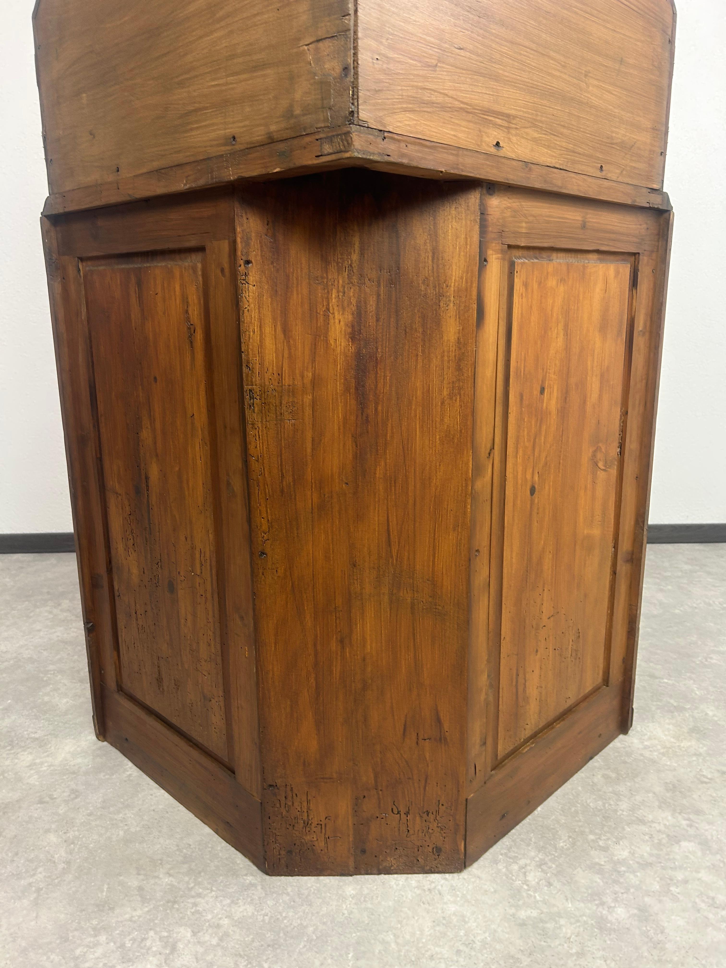 Eck pyramide, Art nouveau-Schmuckkästchen-Vitrinenschachtel im Angebot 1