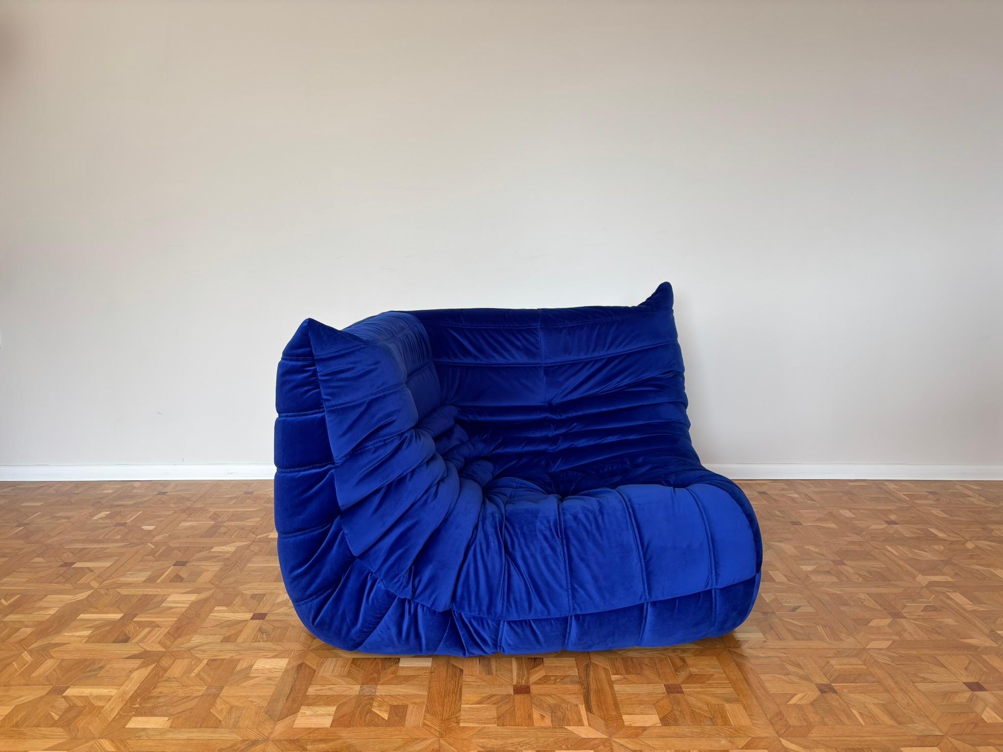 Le Togo a été conçu par Michel Ducaroy en 1973 pour Ligne Roset. Il s'agit du premier canapé/fauteuil fabriqué uniquement en mousse et en cuir. La collection présente un design ergonomique avec une construction en mousse de polyéther et des