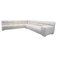 Sofá modular esquinero en bouclé color marfil con reposabrazos capitoné, para tapar tú mismo