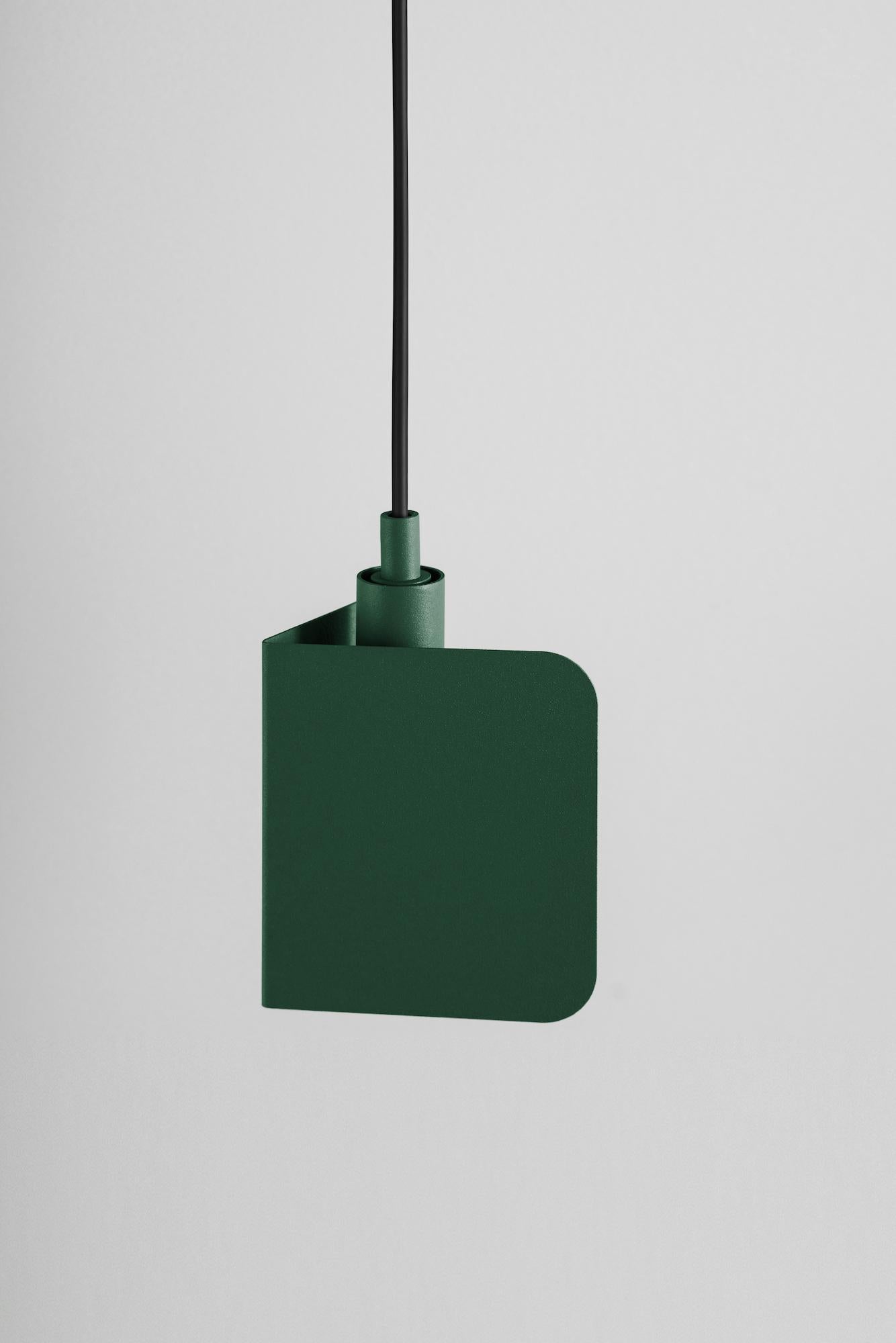Lampada a sospensione Corner Small Forest di +kouple
Dimensioni: D. 10,5 x L. 13,5 x H. 19 cm. 
Materiali: Acciaio verniciato a polvere.

Disponibile in diverse opzioni di colore. Disponibile in due diverse dimensioni. La lunghezza del cavo in PVC è