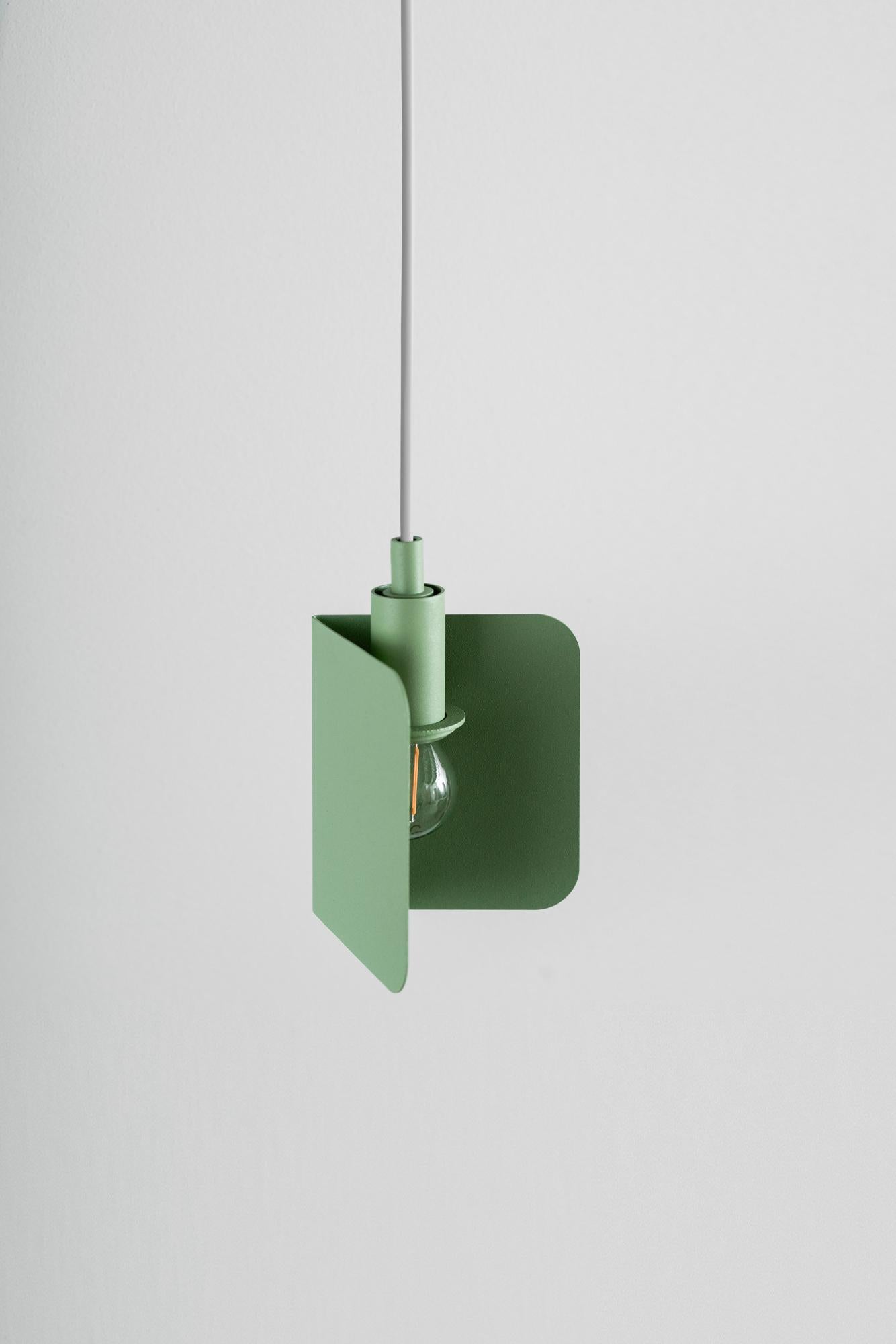 Lampada a sospensione Corner Small Moss di +kouple
Dimensioni: D. 10,5 x L. 13,5 x H. 19 cm. 
Materiali: Acciaio verniciato a polvere.

Disponibile in diverse opzioni di colore. Disponibile in due diverse dimensioni. La lunghezza del cavo in PVC è