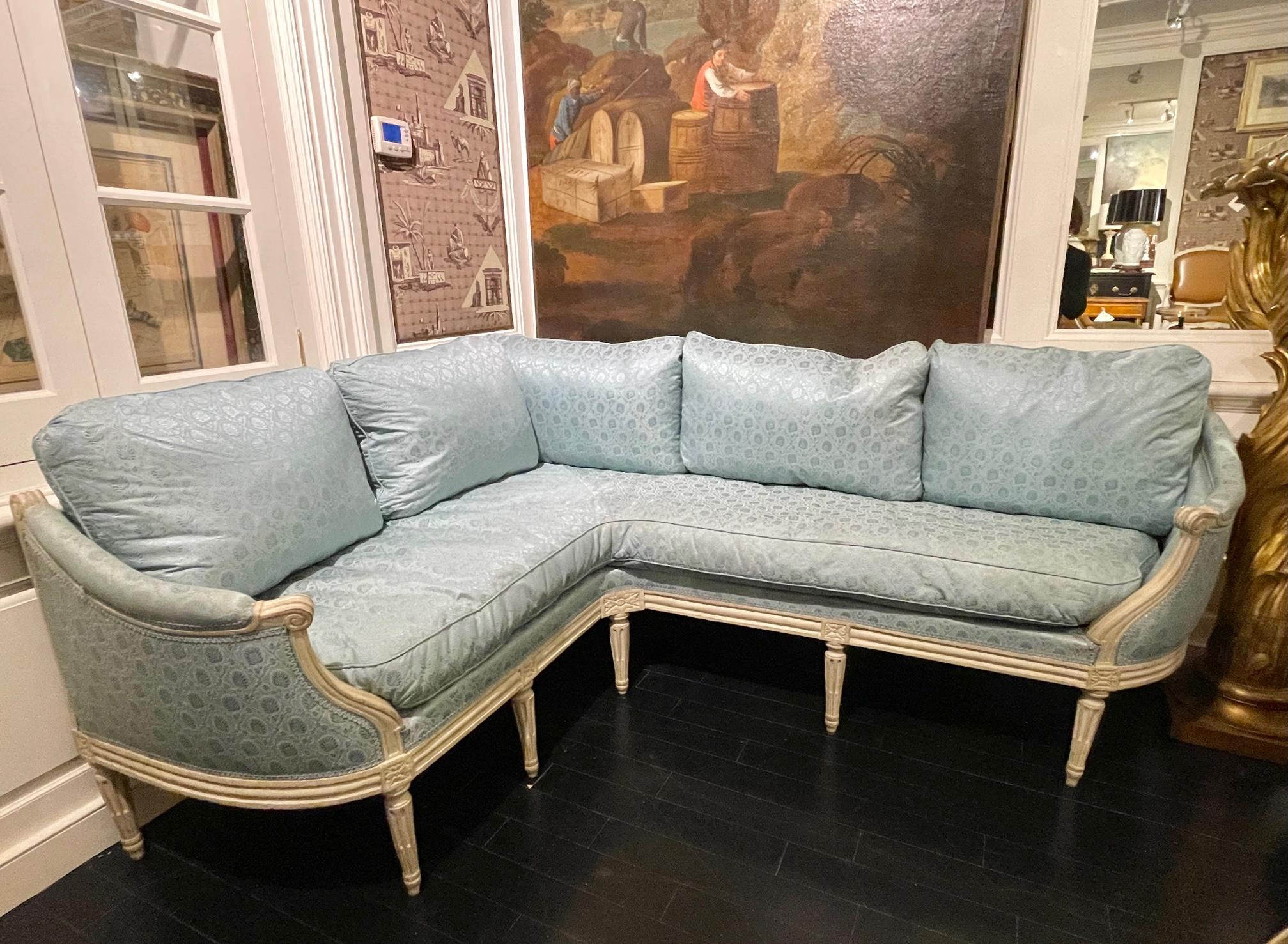 Lujosa banqueta esquinera de estilo Luis XVI tapizada a la francesa, con cojín de asiento de una pieza y 5 cojines de respaldo.

Puedes ver un canapé de esquina Maison Jansen similar en el libro Jansen Furniture de James Archer Bishop, publicado en