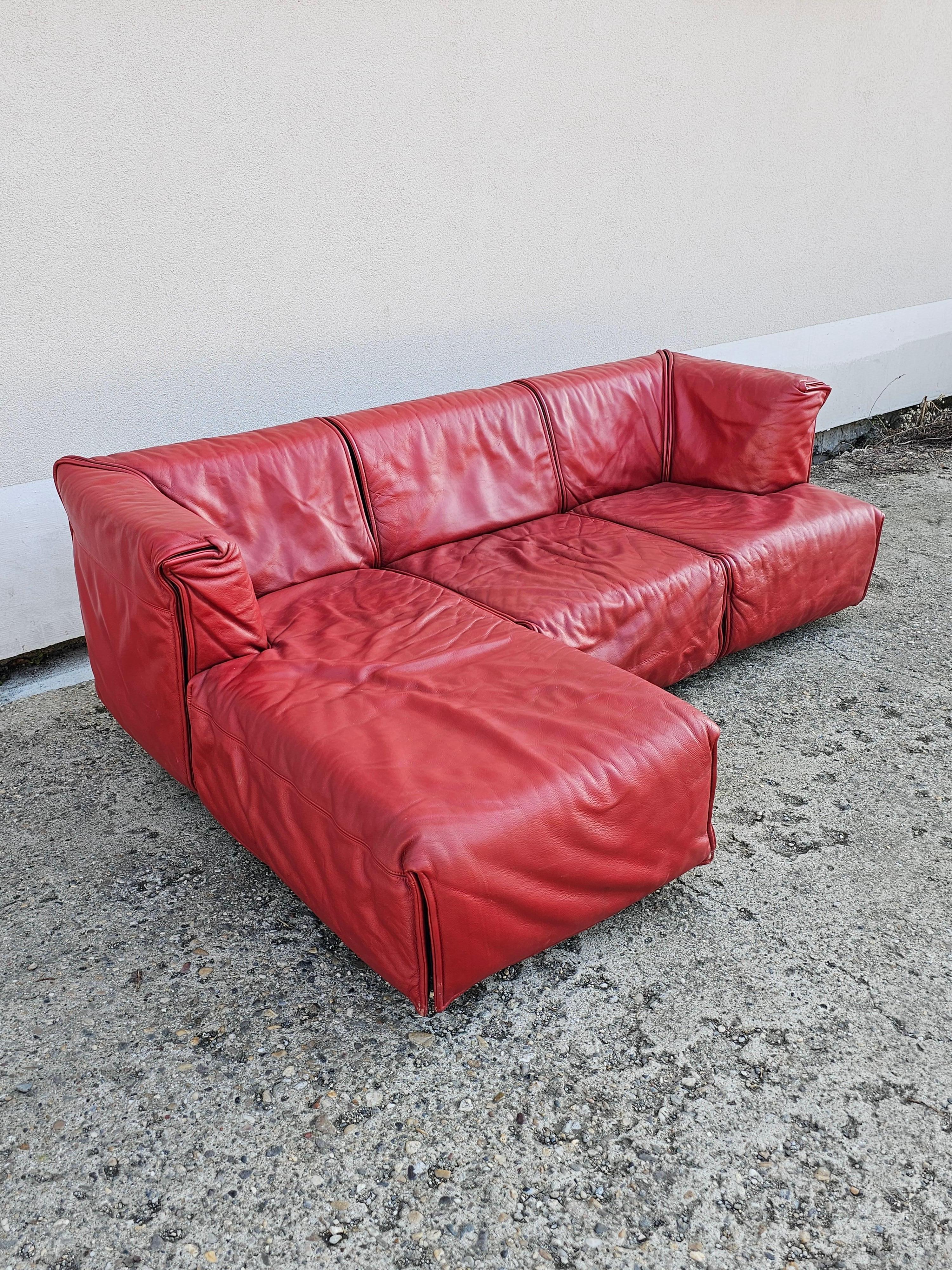 In diesem Angebot finden Sie ein spektakuläres und außergewöhnlich seltenes Sofa, das von Vico Magistretti entworfen wurde. Abgesehen von dem kräftigen Rotton, mit dem dieses Sofa bezogen ist, macht es vor allem die seltene Eckausführung aus. Das