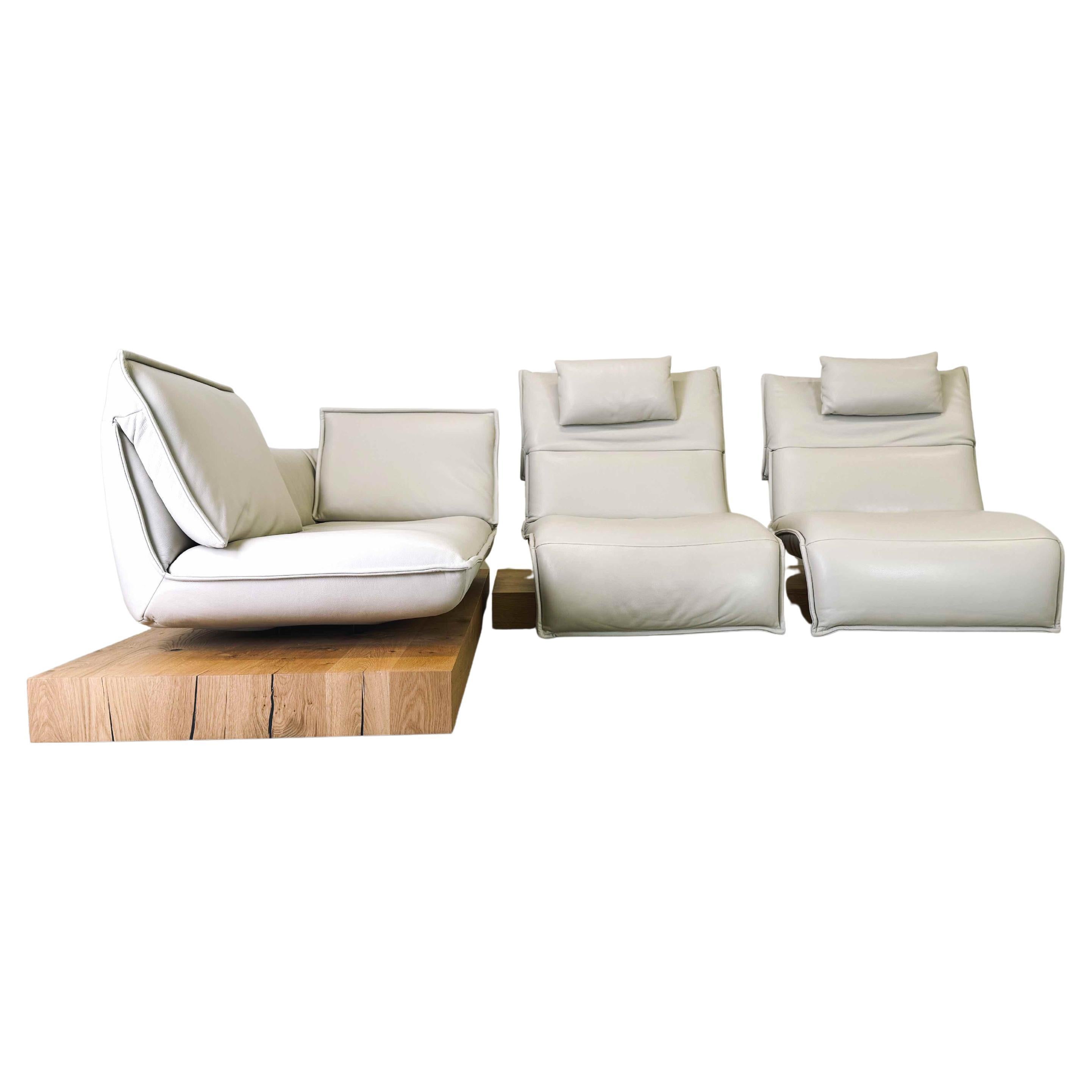 
We are offering a beautiful leather couch from Koinor for sale. It is the Free Motion Edit 3 model on beamed oak, which consists of two parts that can be positioned as desired. On the platform with two individual seats, the left one is electrically