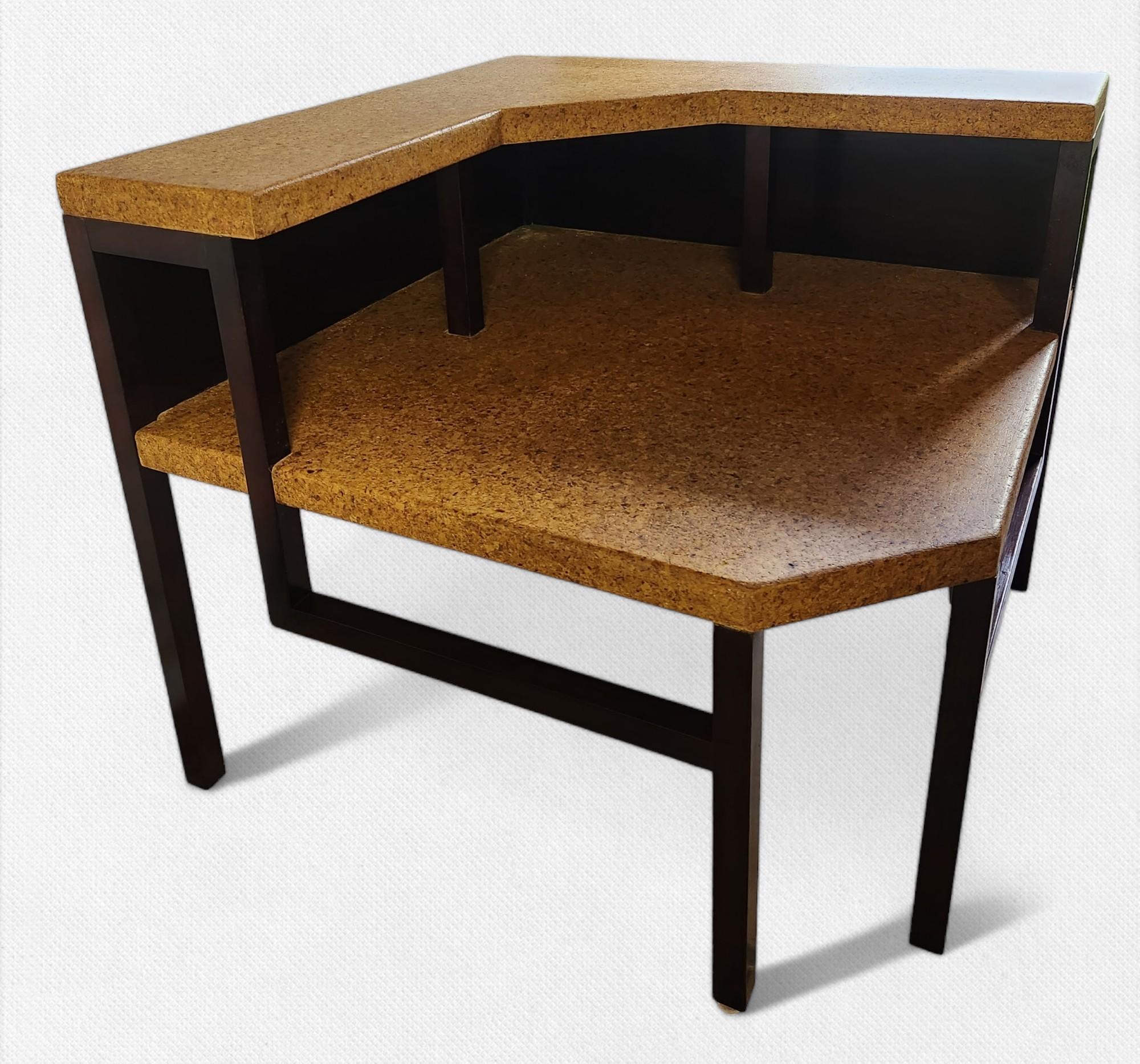 Table d'angle de Paul Frankl pour Johnson Furniture Company de Grand Rapids, Michigan, dans les années 1950.
Le cadre est en érable teinté palissandre avec des plateaux en liège laqué transparent.
Restauré en très bon état, sans aucun problème.