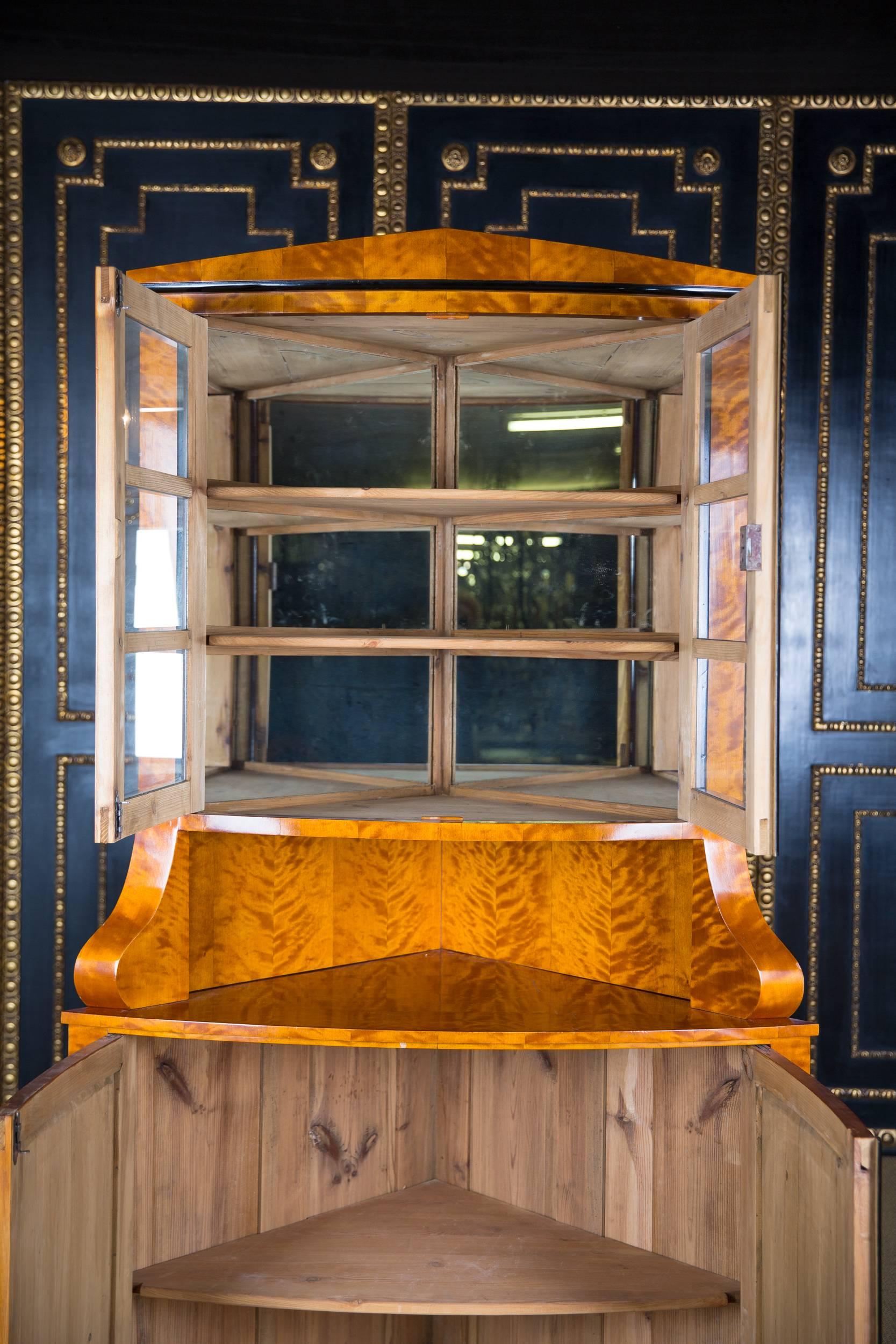 Corner cupboard Vitrine antique Biedermeier style Flamed Birch veneer In Good Condition For Sale In Berlin, DE