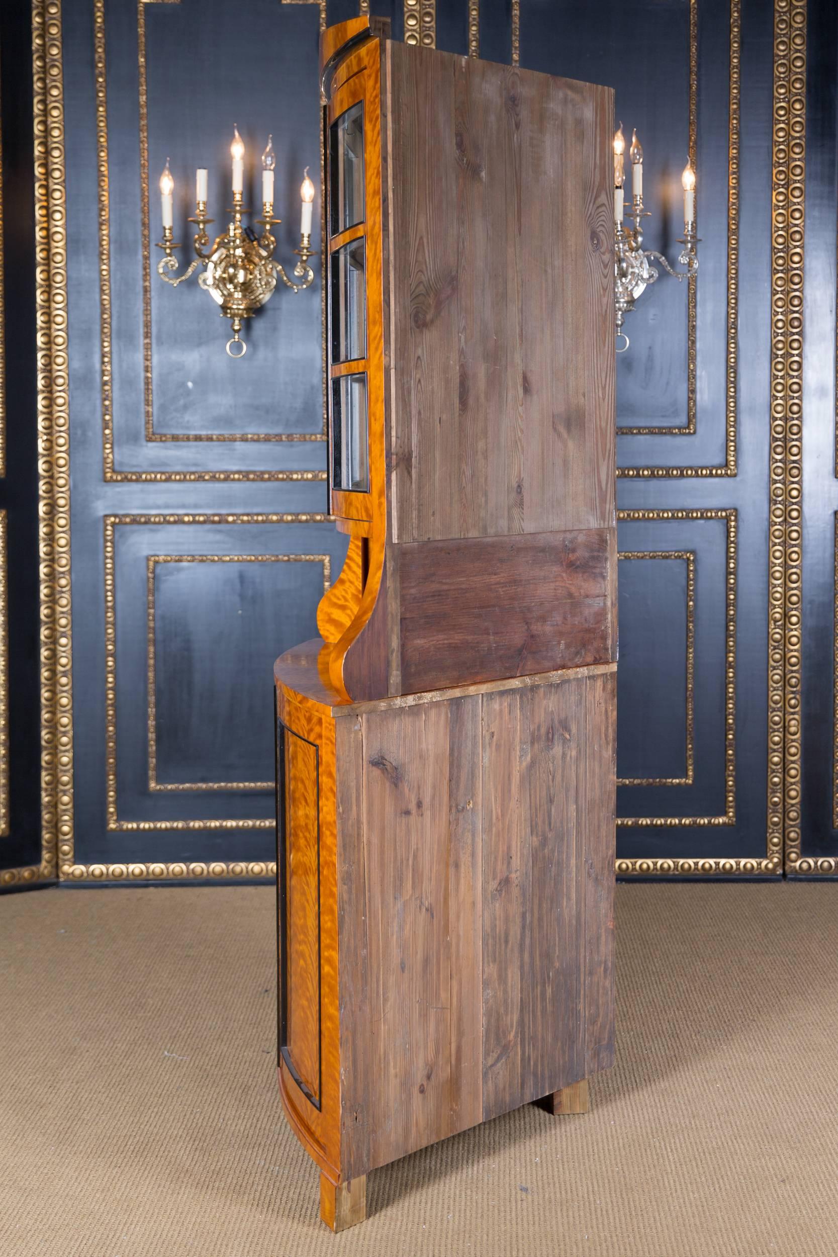 Corner cupboard Vitrine antique Biedermeier style Flamed Birch veneer For Sale 3