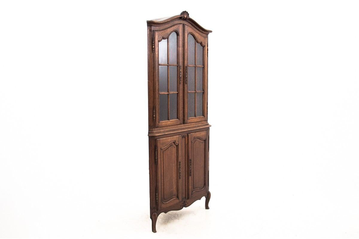 Corner showcase, France, circa 1930.

Very good condition.

Wood: oak

Dimensions: height 188 cm, width 81 cm, depth 44 cm.