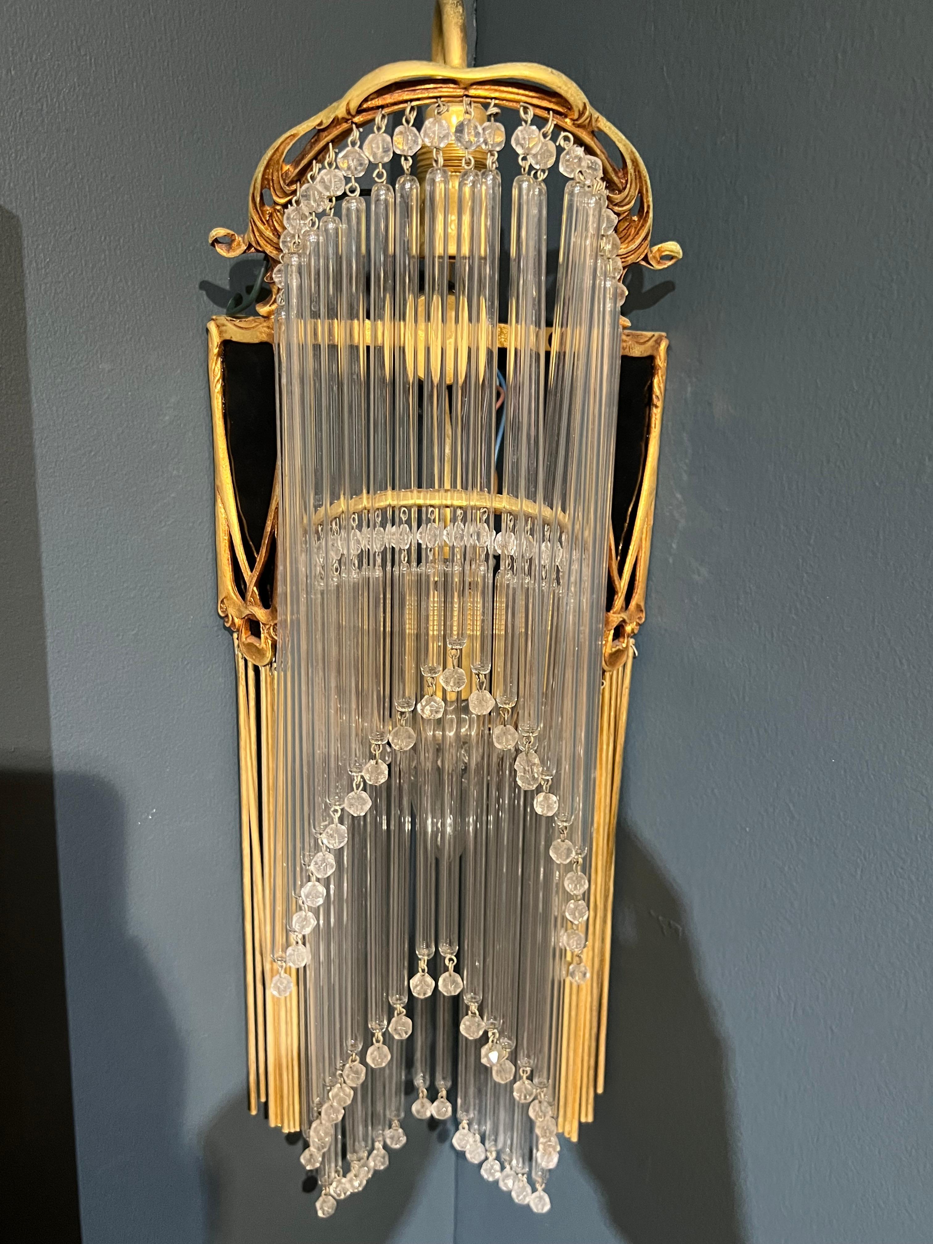 Applique de style Art Nouveau en bronze et pâte de verre.
Dans le style d'Hector Guimard, cette lampe dite 