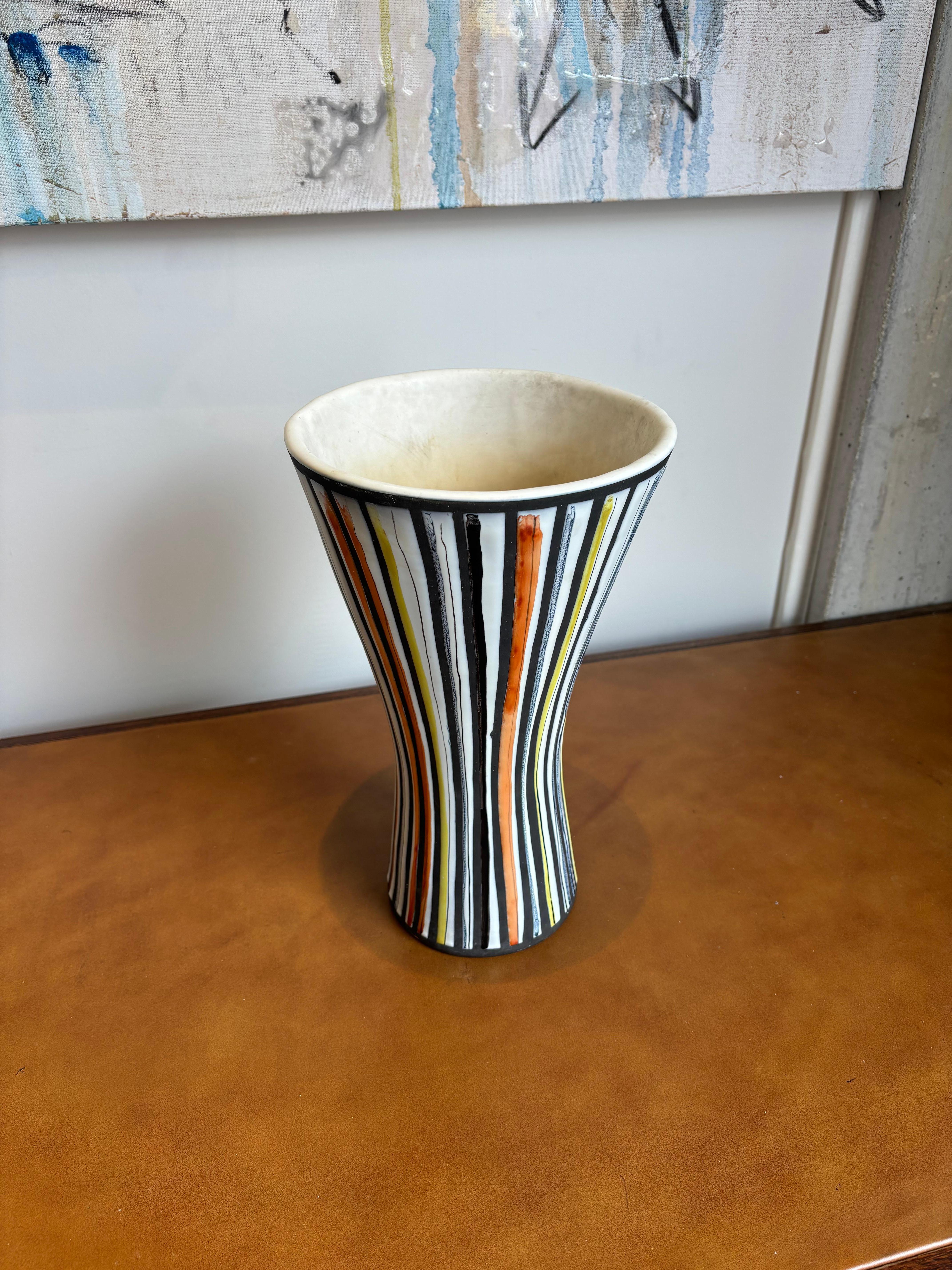 Jolie vase dit cornet par Roger Capron, modèle pyjama. 
Jolie émaillage, signé, situé : Vallauris.  