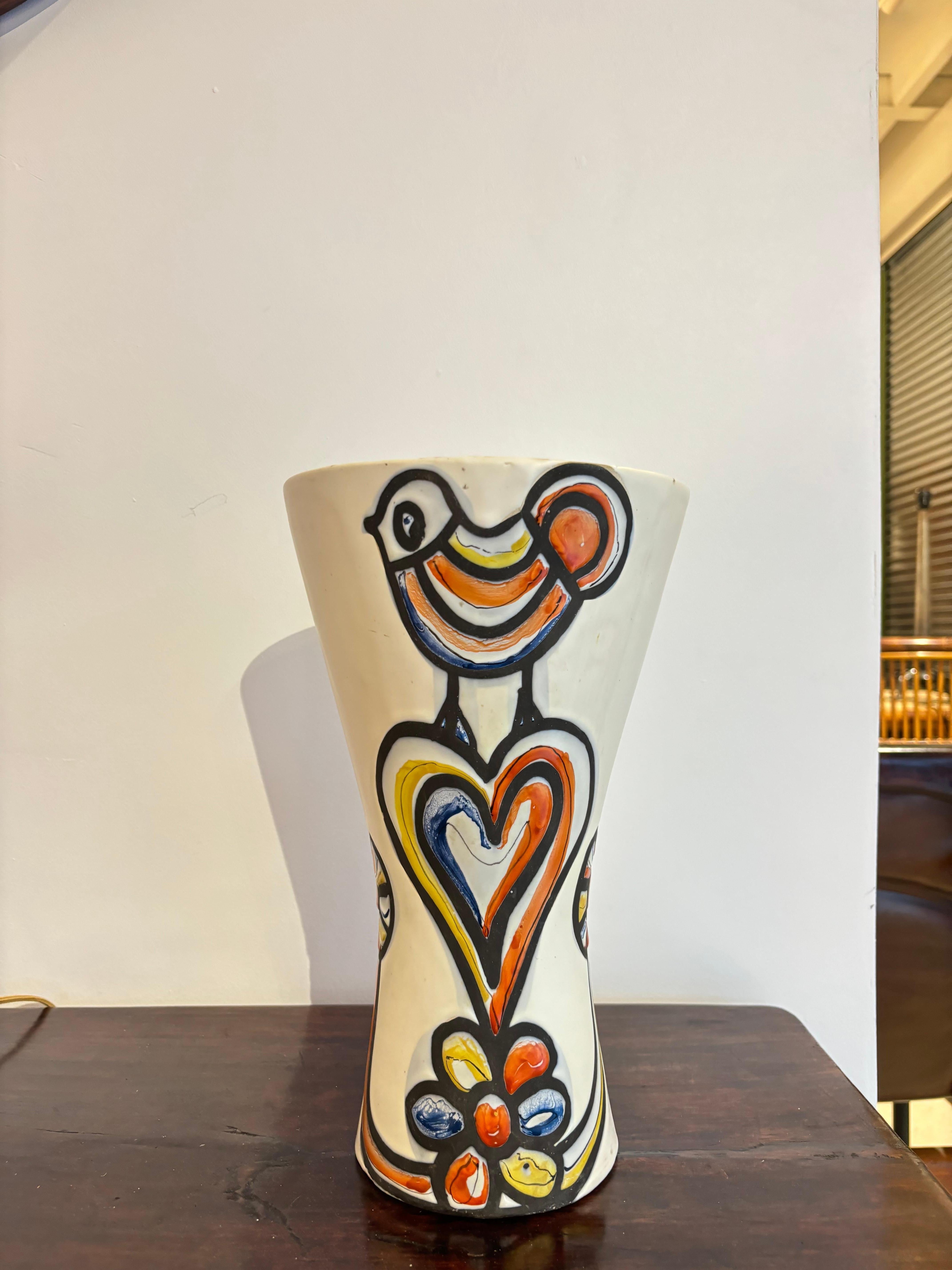 Vase cornet par Roger Capron à décor figuratif 