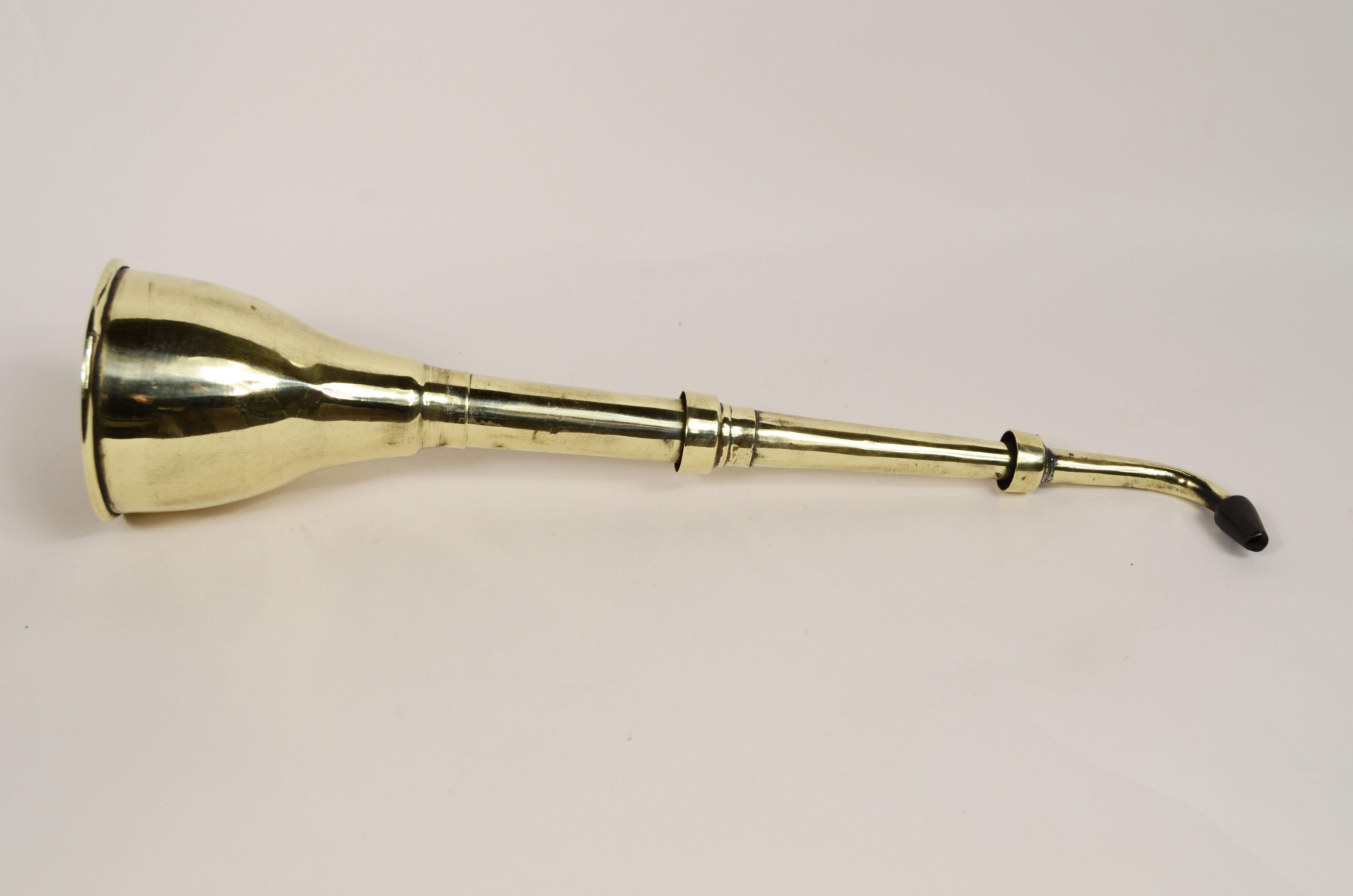 Teleskopisches akustisches Kornett aus Messing und Bakelit, englische Herstellung aus den frühen 1900er Jahren.
Das Funktionsprinzip beruht auf der Reflexion des Schalls an den Innenwänden, so dass mehr Energie aus der Ausbreitung der Schallwellen