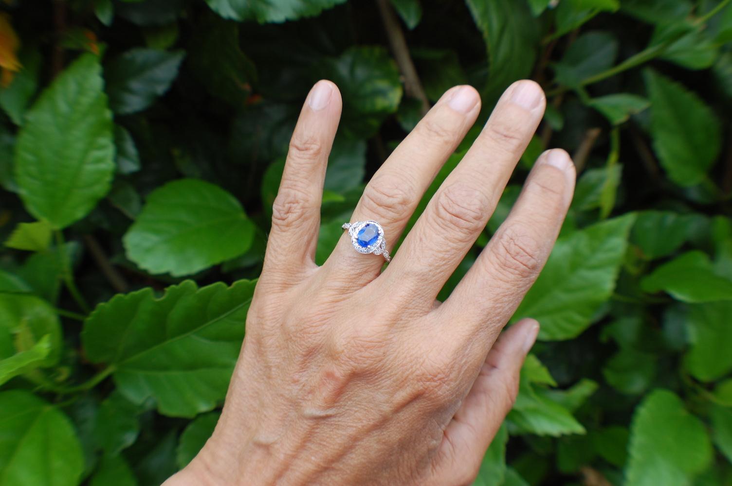 Bague solitaire en forme de tournesol avec saphir ovale de 2 carats et diamants Excellent état - En vente à Laguna Hills, CA
