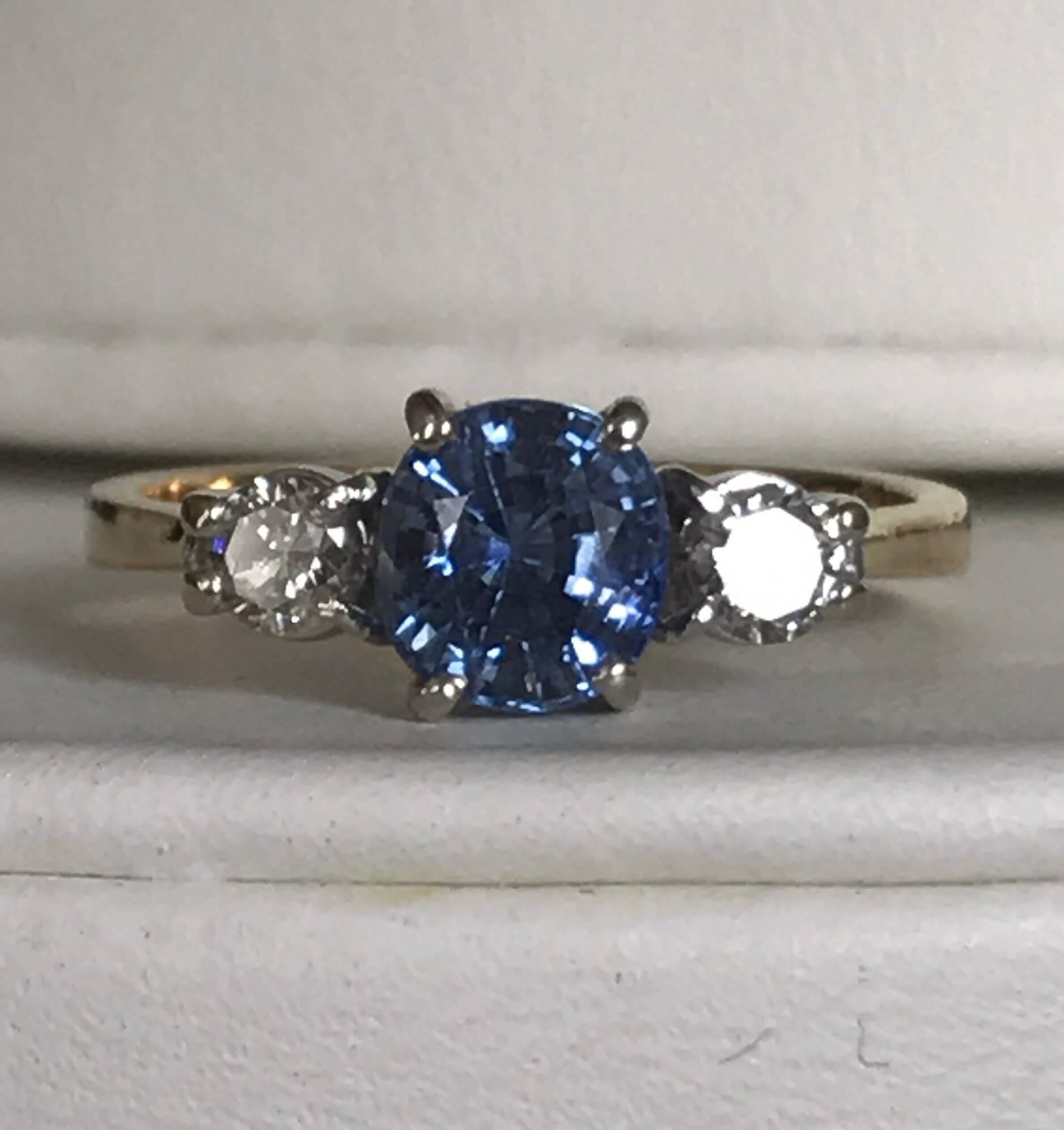 Modern Cornflower Blue 0.92 Carat Sapphire and Diamond Ring For Sale