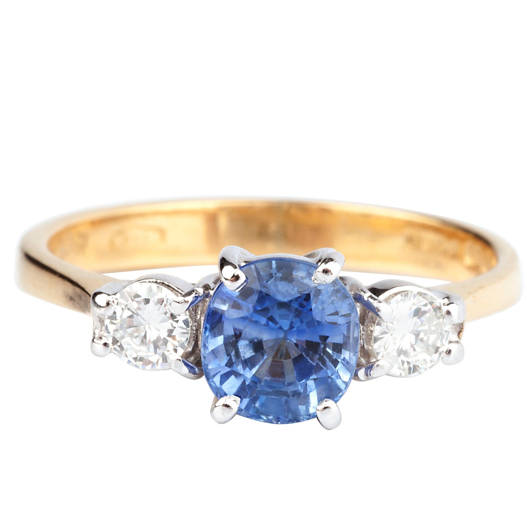 Cornflower Blue 0.92 Carat Sapphire and Diamond Ring For Sale