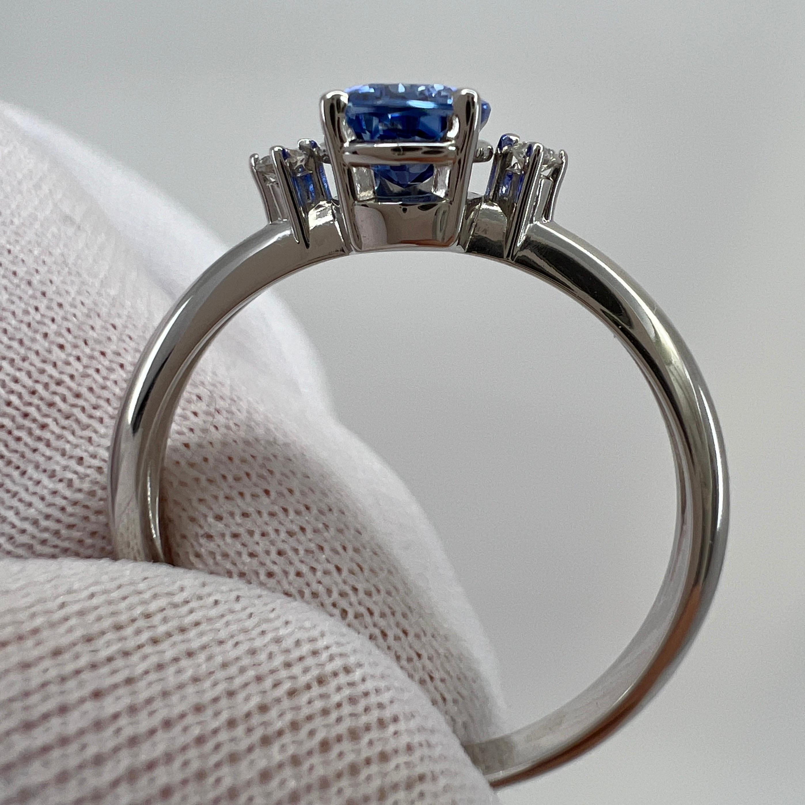 Kornblumenblauer 1,00ct Ceylon Saphir & Diamant 18k Weißgold Trilogy-Ring im Zustand „Neu“ im Angebot in Birmingham, GB